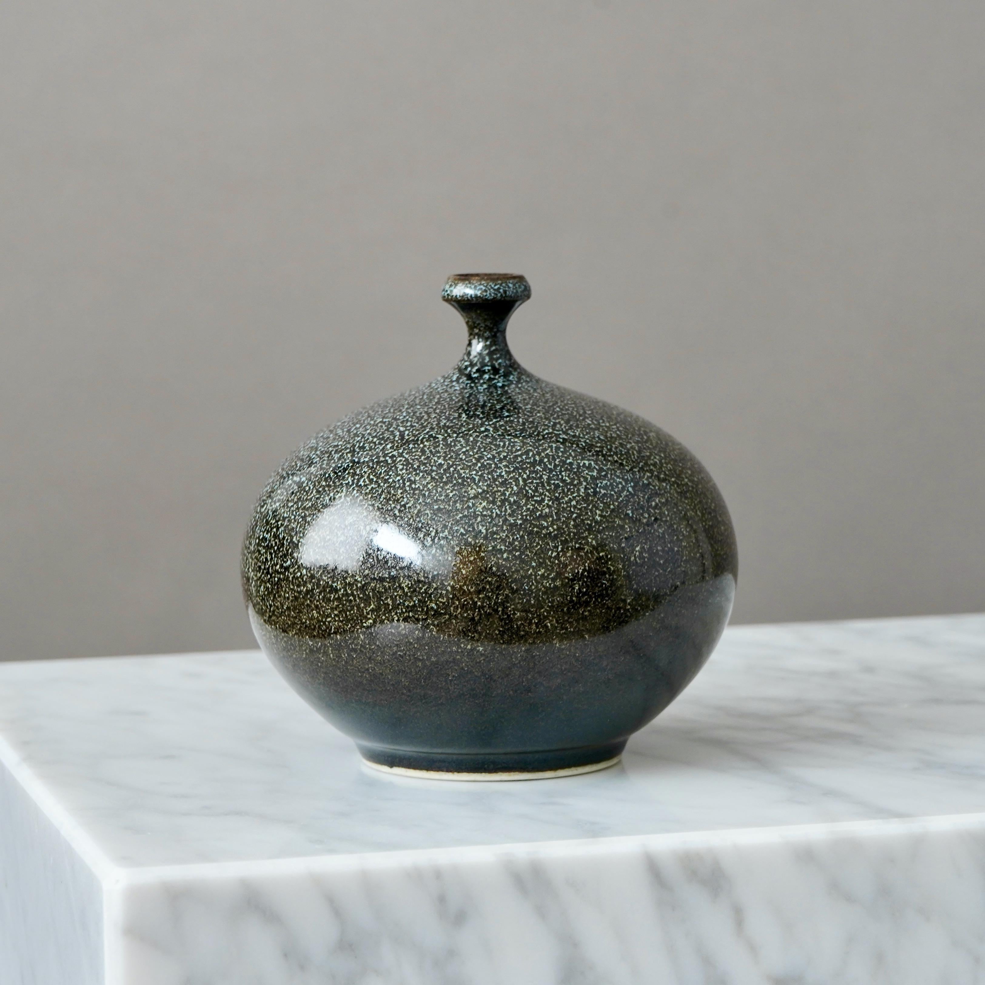 Vaso in gres marrone e blu di Yngve Blixt, Höganäs, Svezia, 1975 In condizioni buone in vendita a Malmö, SE