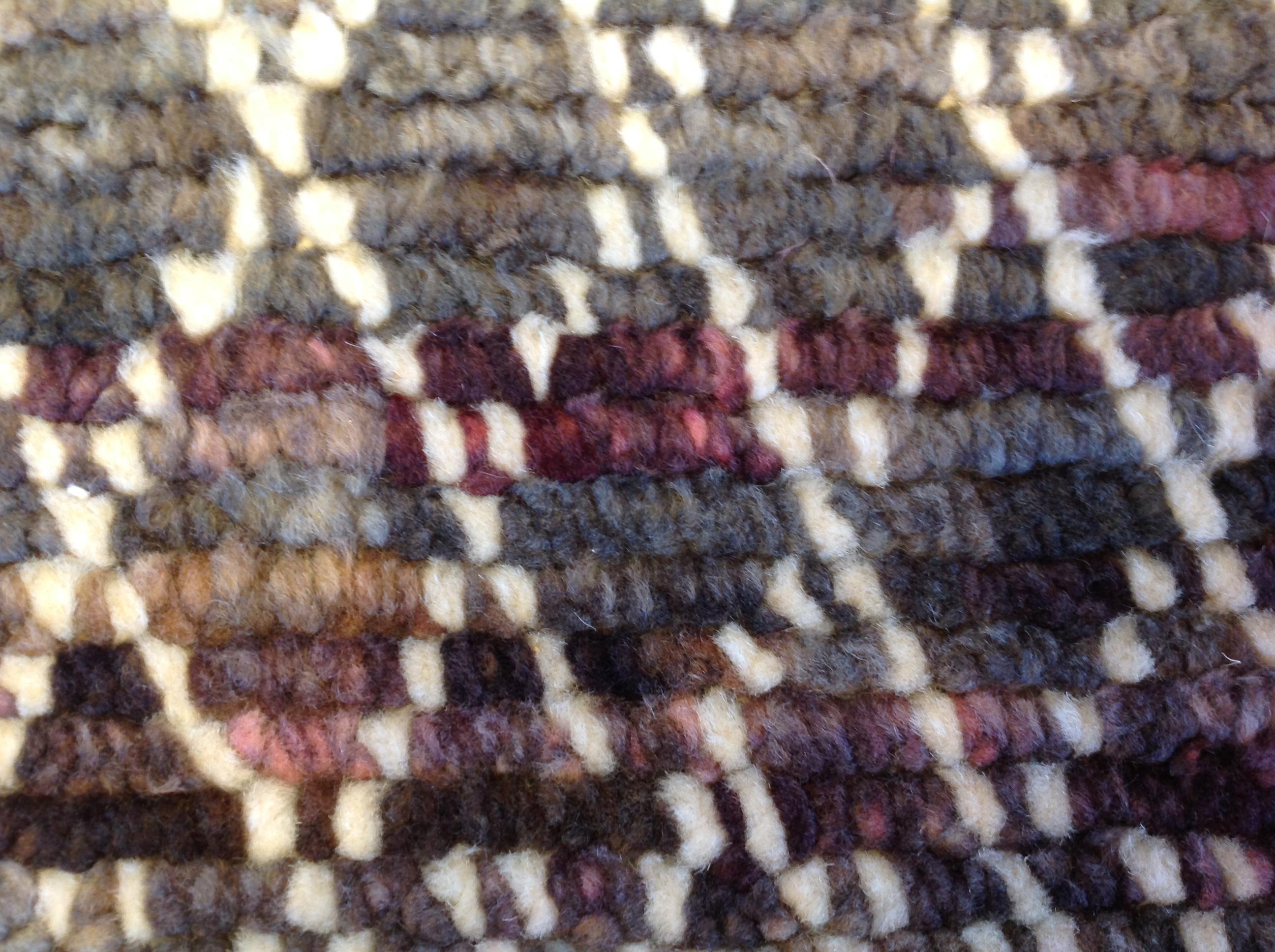 Mehrfarbiger Teppich in Braun und Burgunderrot (Handgeknüpft) im Angebot
