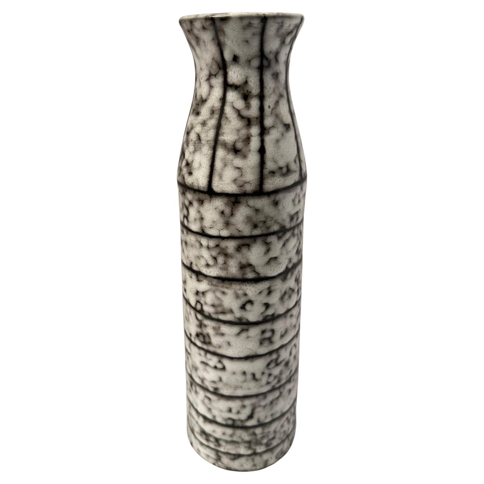 Vase de forme fine brun et crème de style brutaliste, Hongrie, années 1940