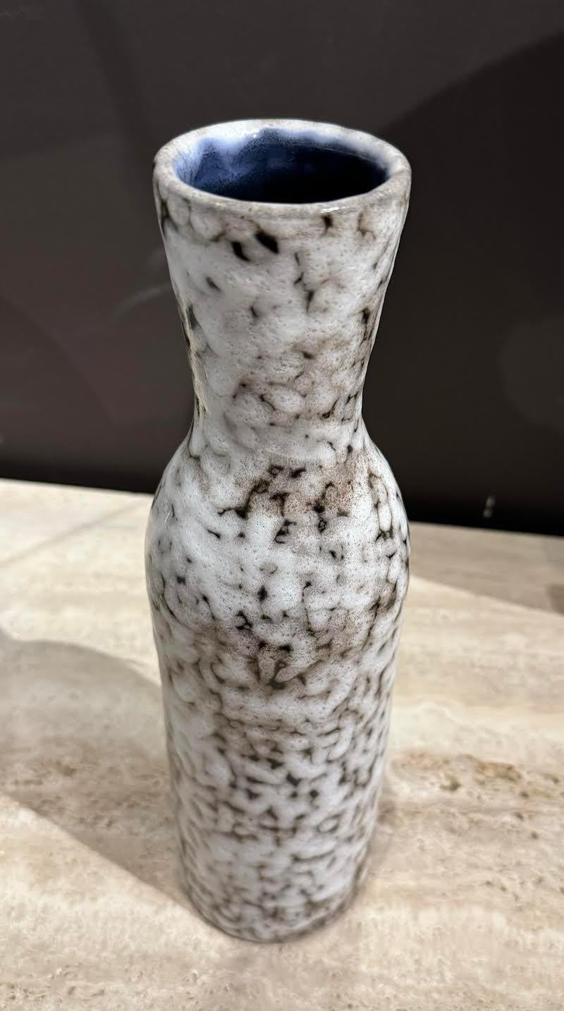 Vaso di metà secolo in Ungheria di colore marrone e crema dalla forma slanciata.
La spessa glassa color crema si trova sopra la glassa marrone, dando al vaso un aspetto strutturato.
Interno con smalto blu cobalto.
Due disponibili e venduti
