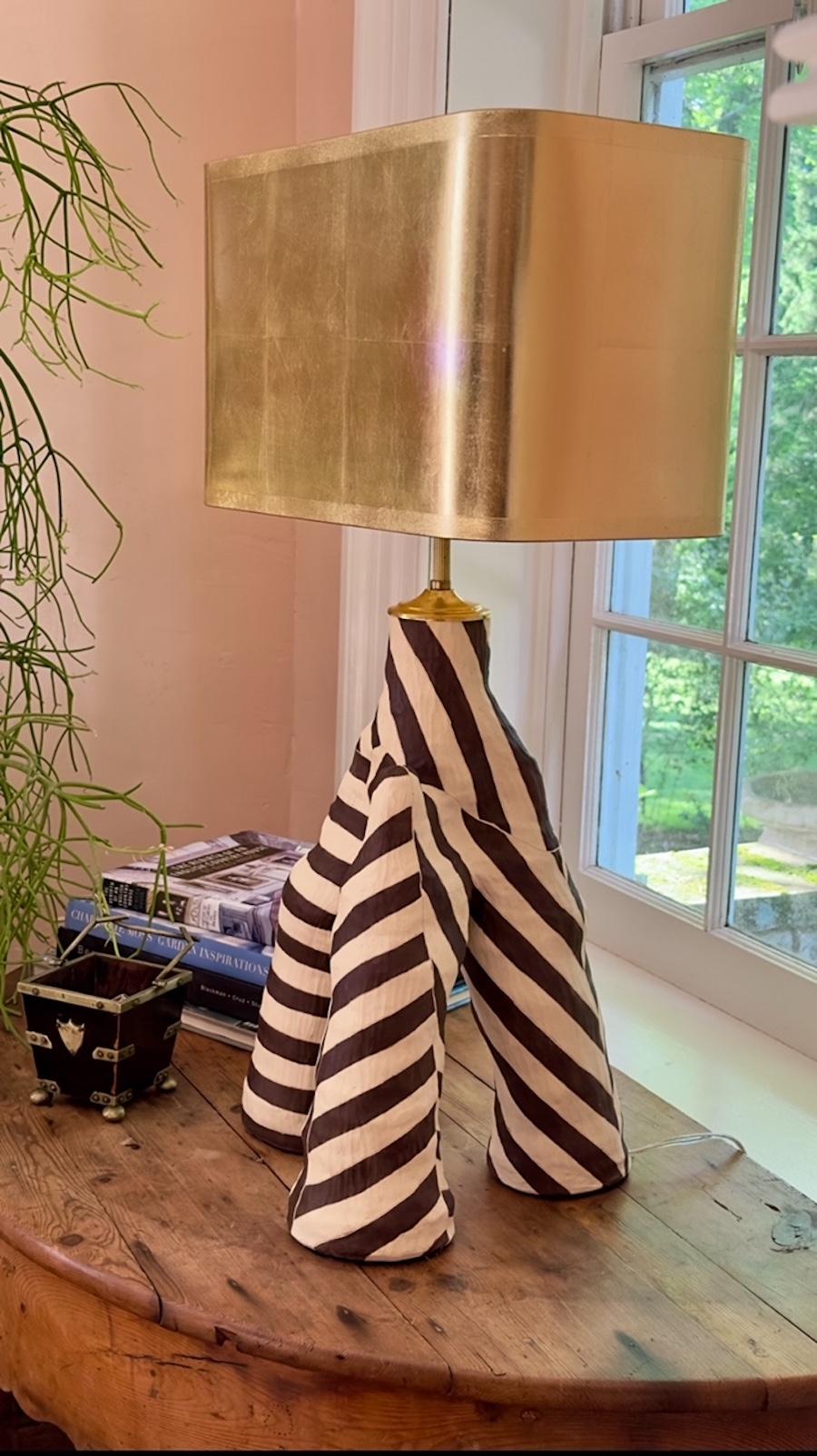Inspirés par l'effet camouflant du motif sur la forme tridimensionnelle, ces stries entrecroisées obscurcissent votre sens de la forme, créant mouvement et illusion sur la forme à trois pattes.

Chaque lampe est fabriquée à la main et est unique.