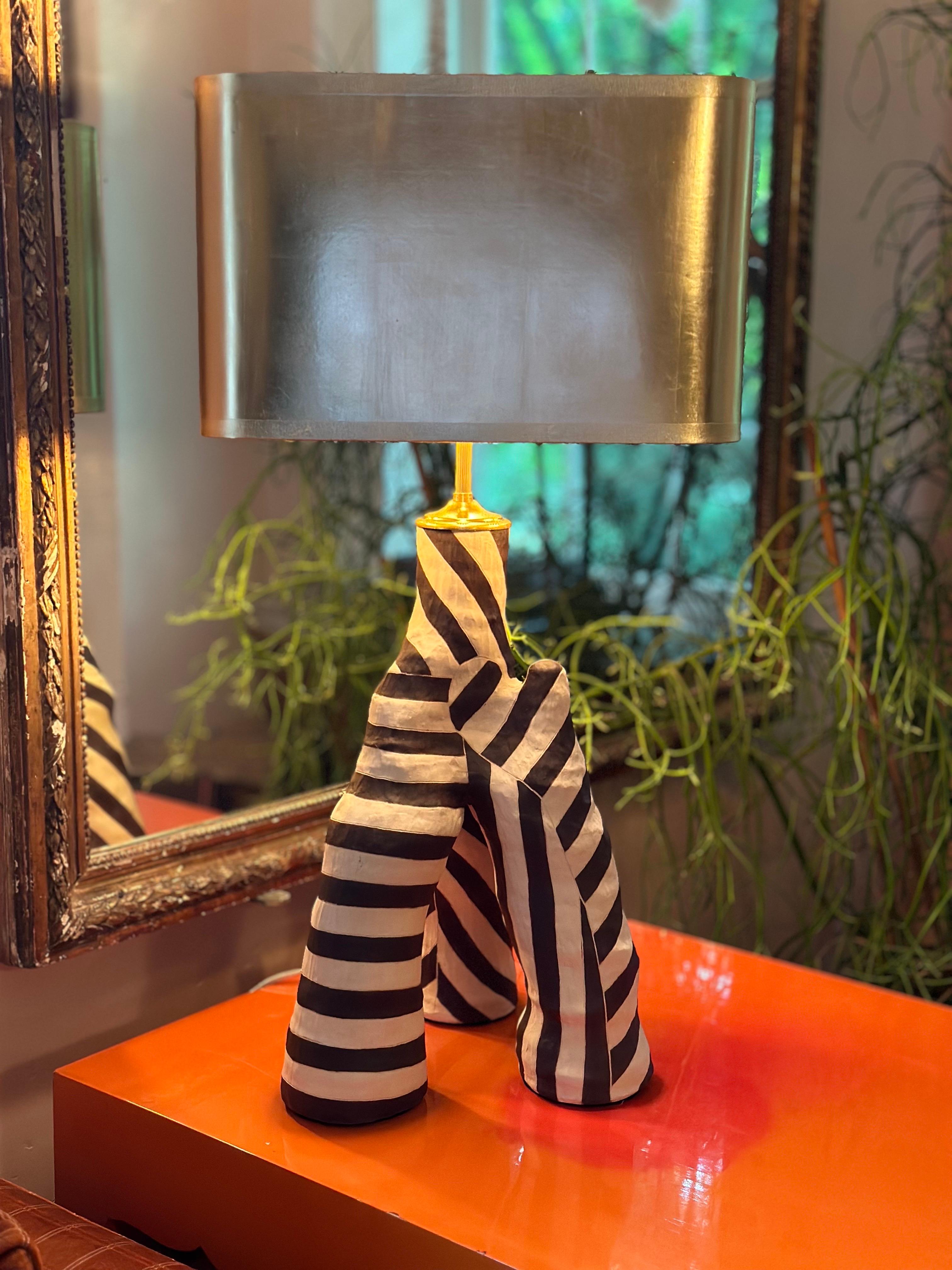 Américain Lampe sculpturale en céramique rayée Brown et crème en vente