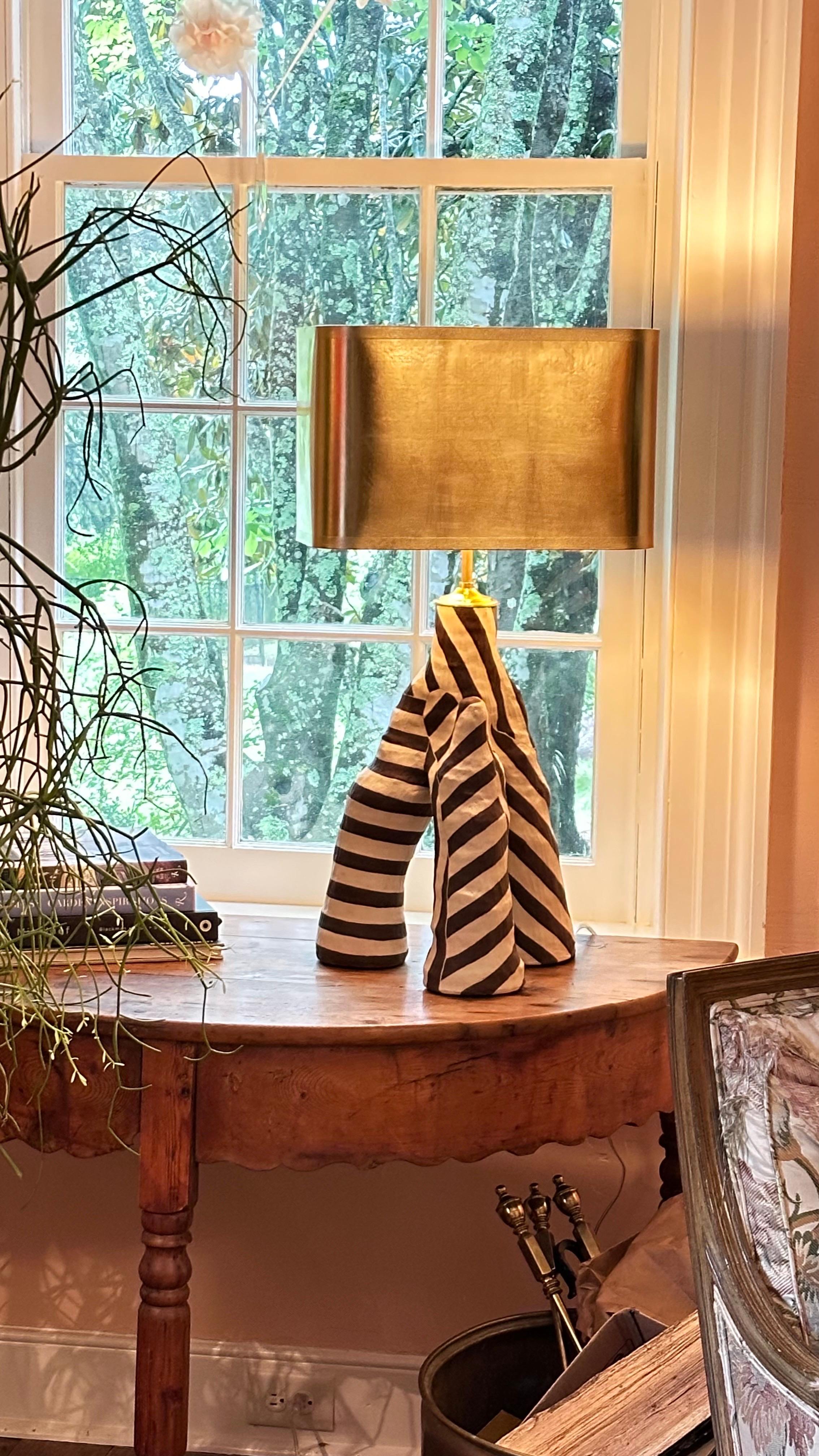 Lampe sculpturale en céramique rayée Brown et crème Neuf - En vente à Charlottesville, VA