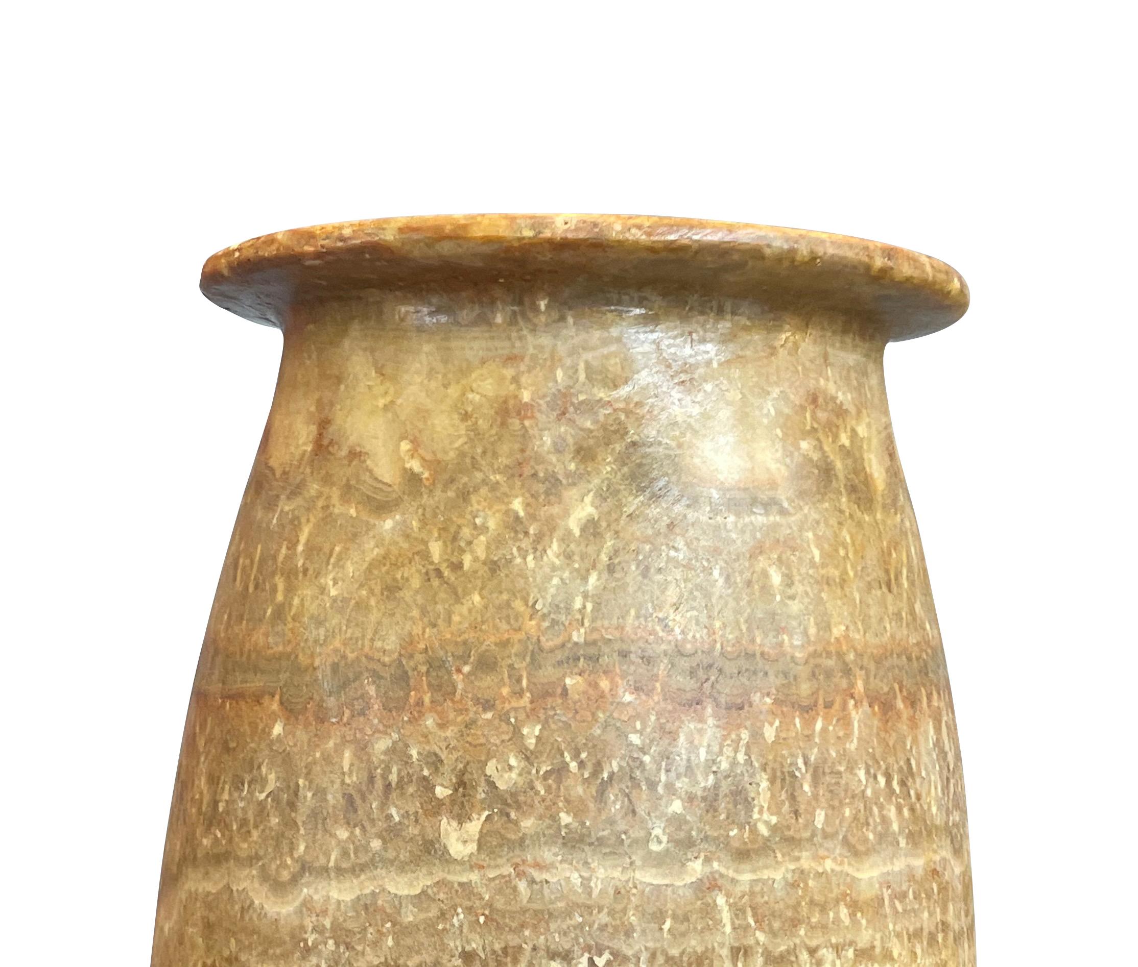 Grande vaso egiziano contemporaneo in alabastro marrone e crema.
A forma di bottiglia.
Linee orizzontali naturali striate su tutta la superficie.
Scolpito, modellato e lucidato a mano.
Fa parte di una collezione.