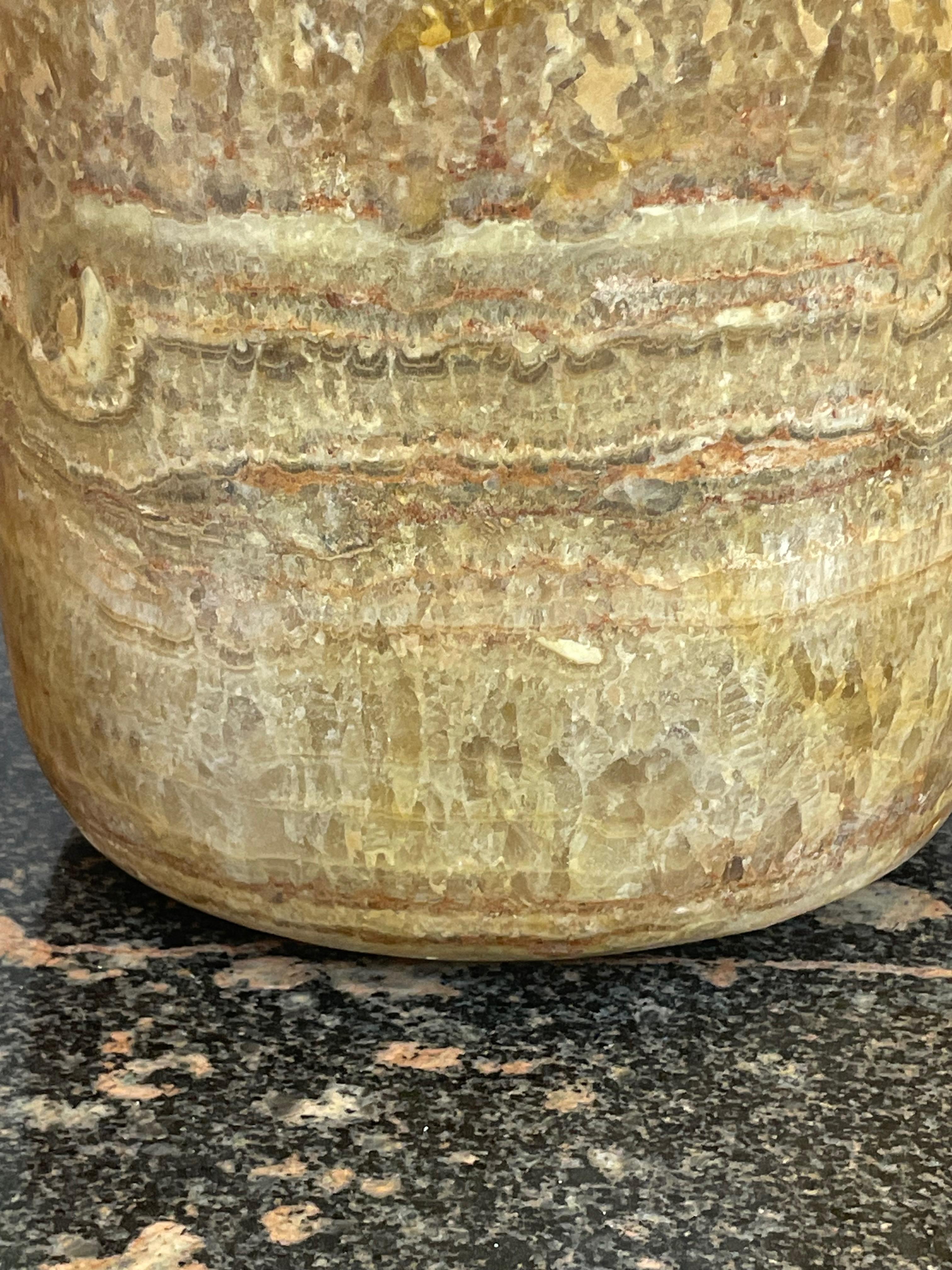 Egizio Vaso in alabastro a forma di bottiglia alto, marrone e crema, Egitto, Contemporary in vendita