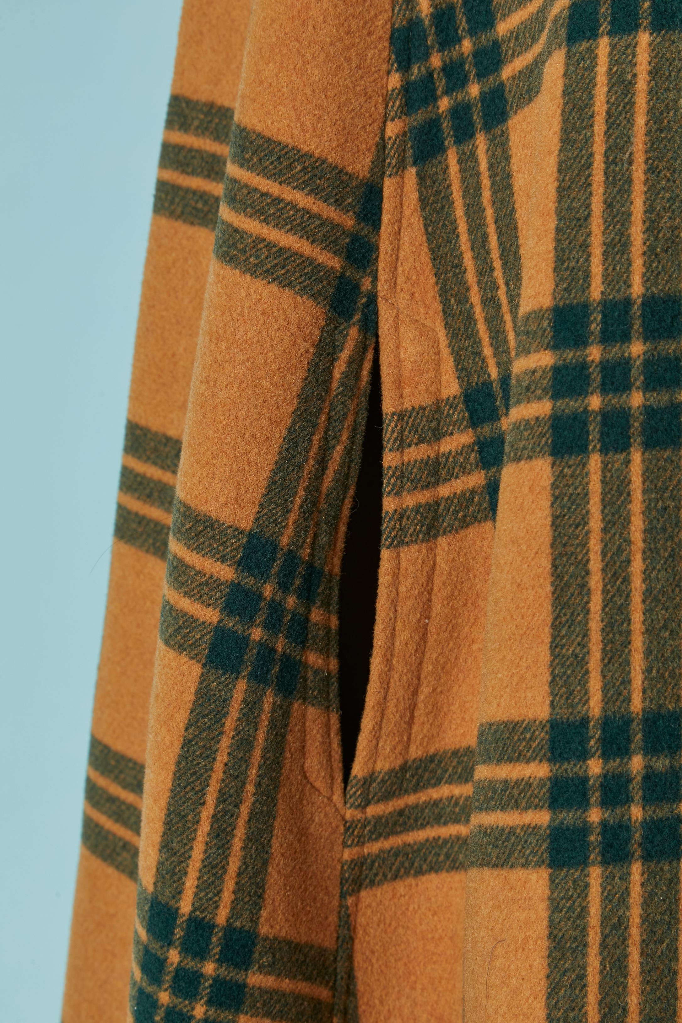 Mantella in lana marrone e verde scuro Circa anni '70 In condizioni ottime in vendita a Saint-Ouen-Sur-Seine, FR