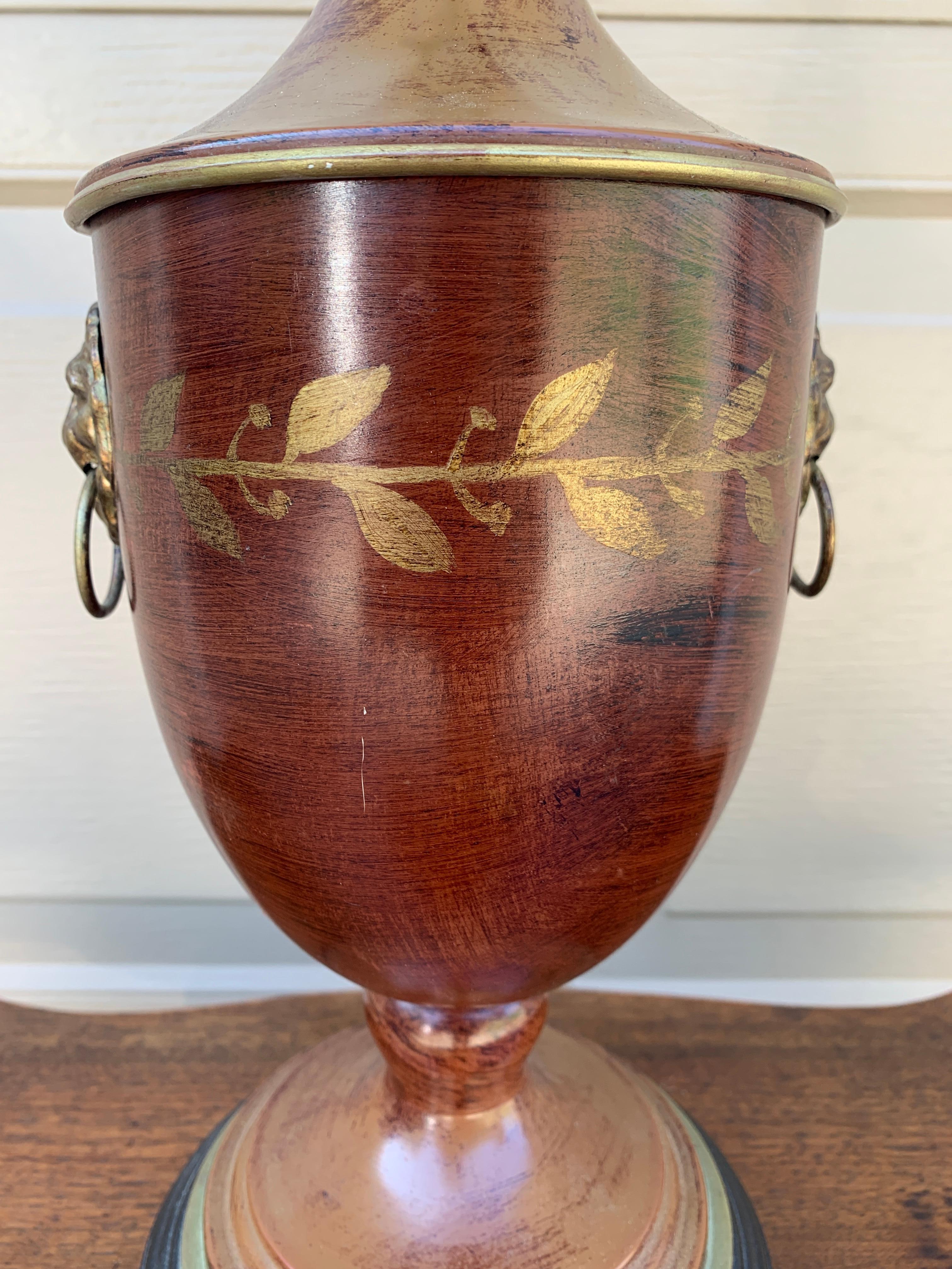 Lampe de table néoclassique marron et or avec têtes de lion en laiton en vente 3