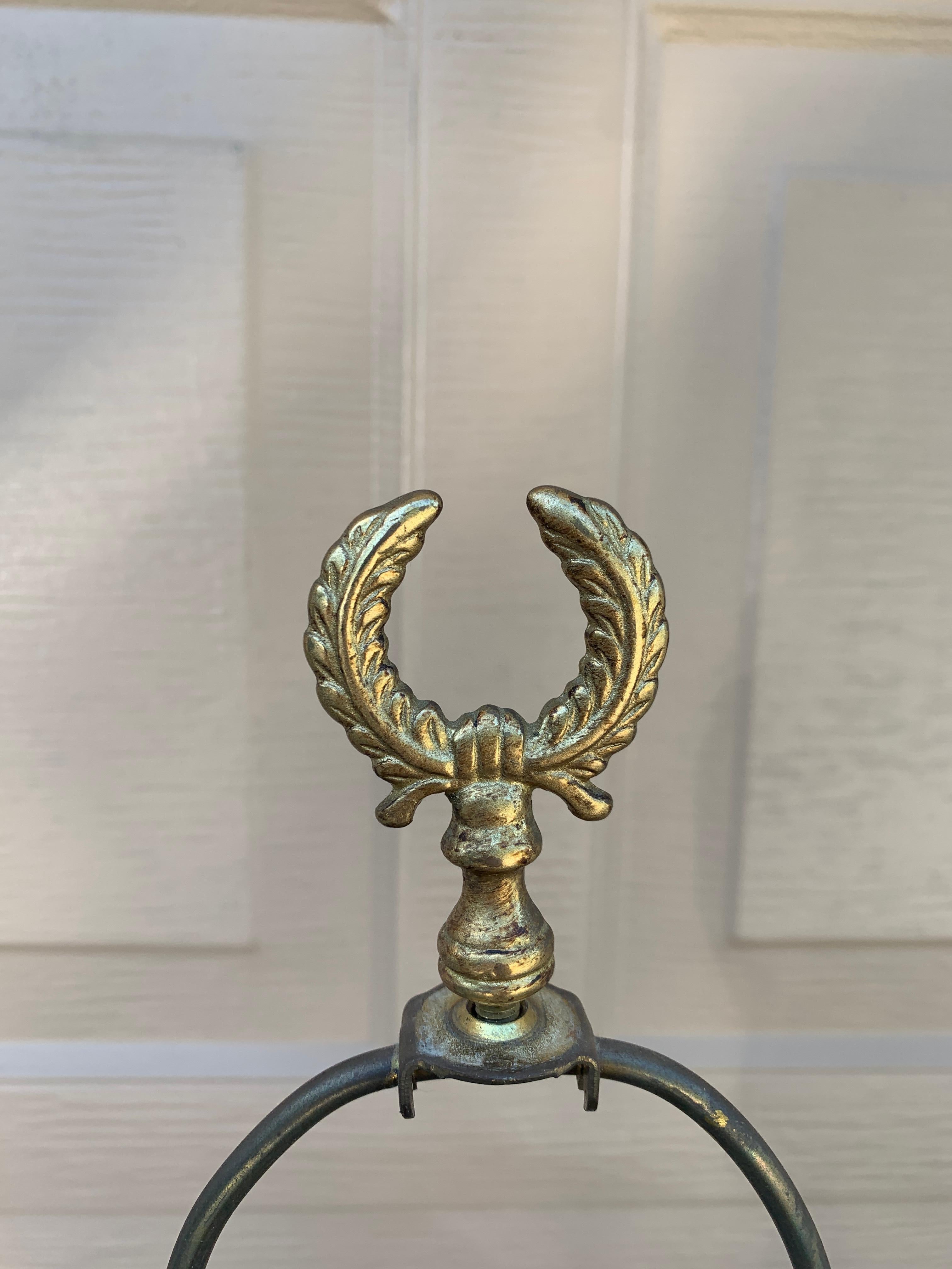 Lampe de table néoclassique marron et or avec têtes de lion en laiton en vente 4