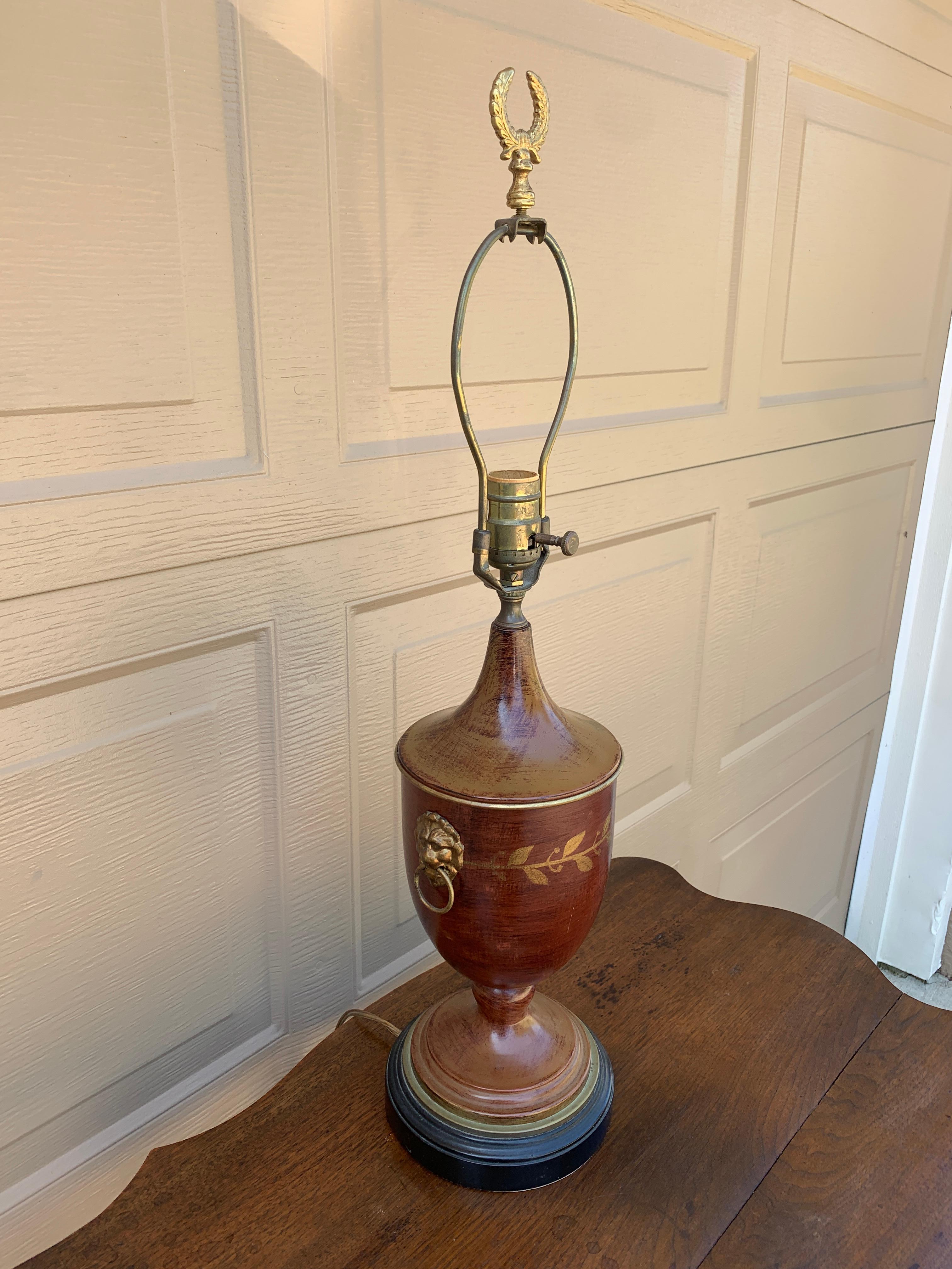 Lampe de table néoclassique marron et or avec têtes de lion en laiton en vente 5
