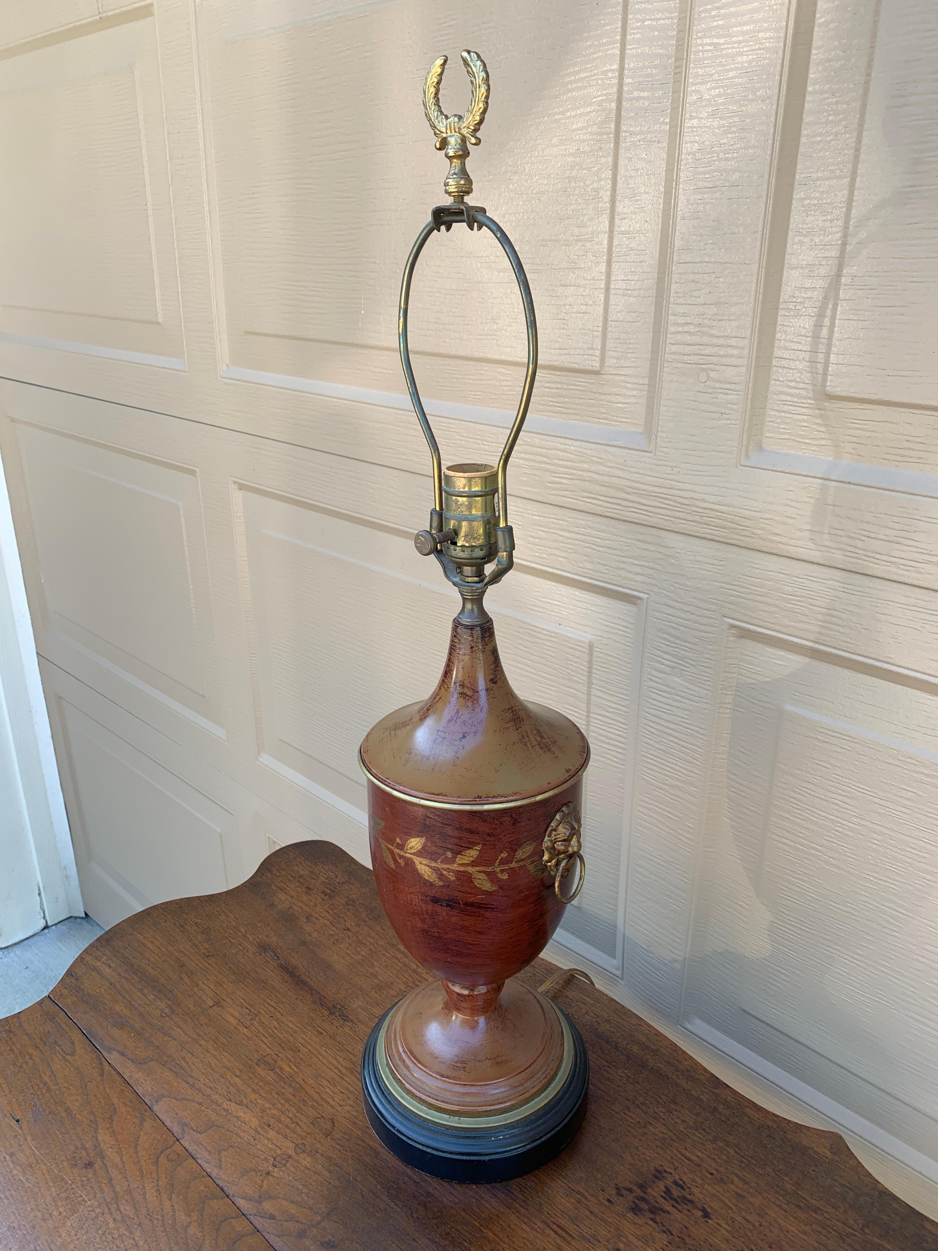 Lampe de table néoclassique marron et or avec têtes de lion en laiton en vente 6