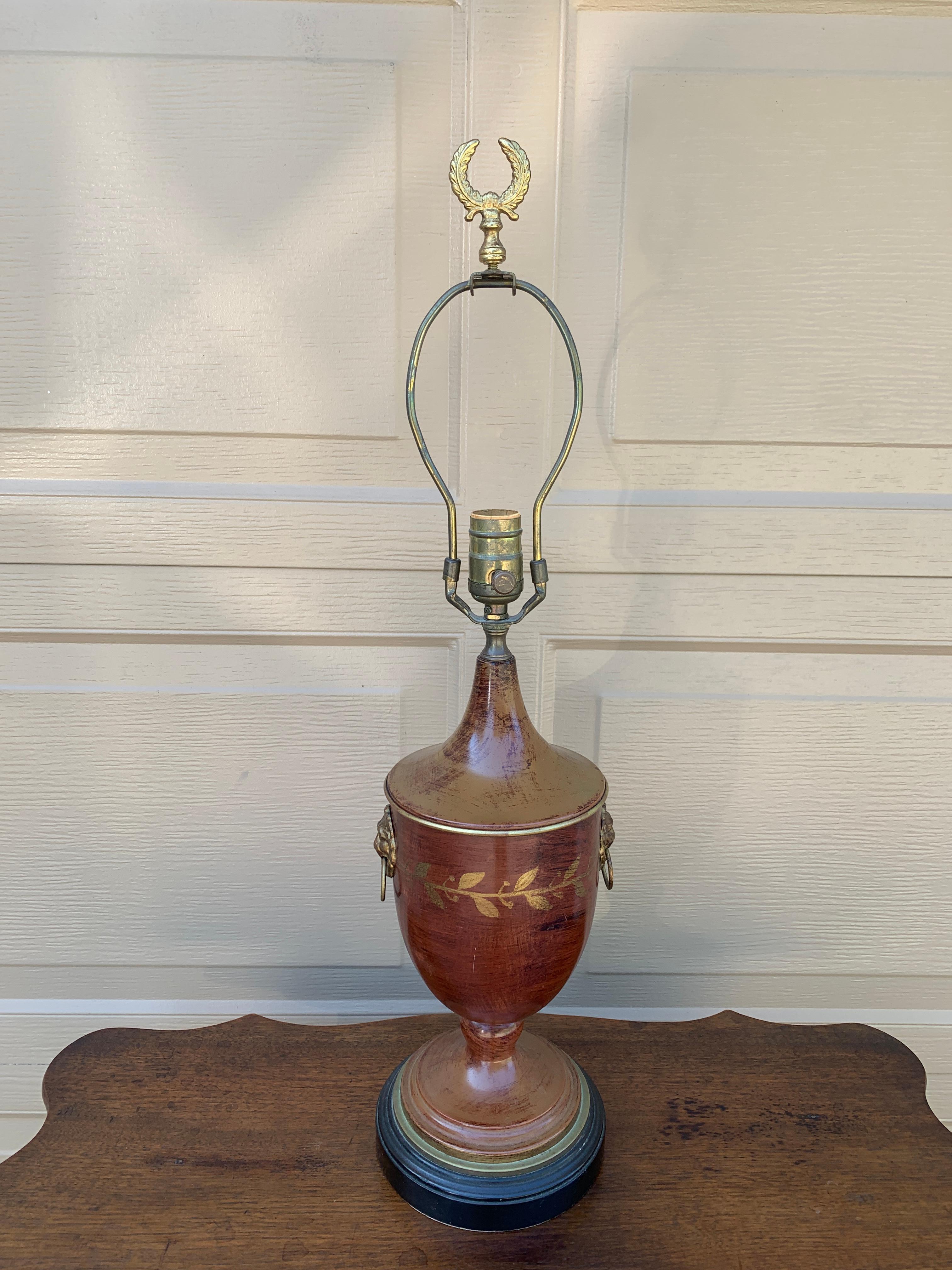Lampe de table néoclassique marron et or avec têtes de lion en laiton en vente 7