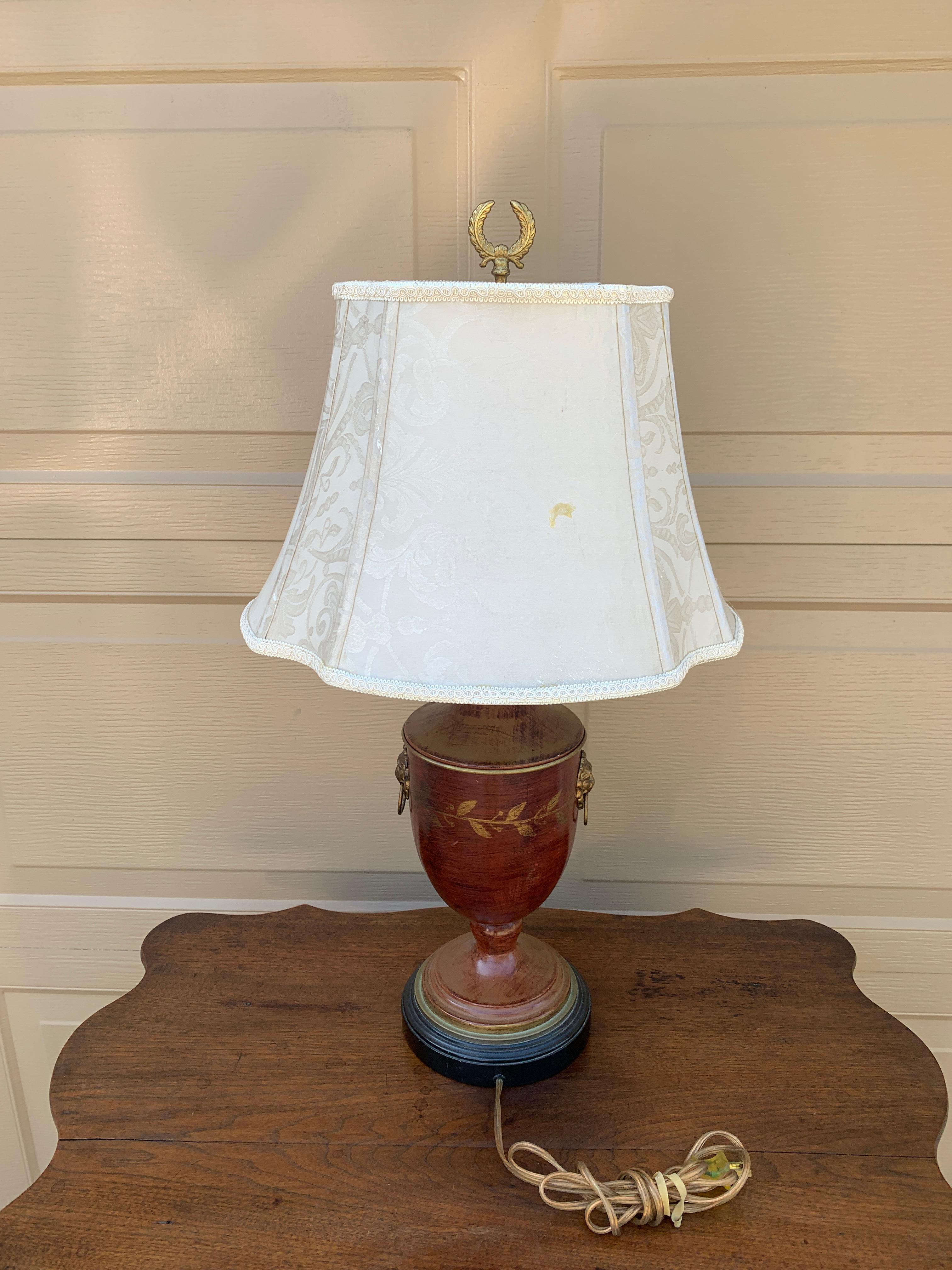 Néoclassique Lampe de table néoclassique marron et or avec têtes de lion en laiton en vente