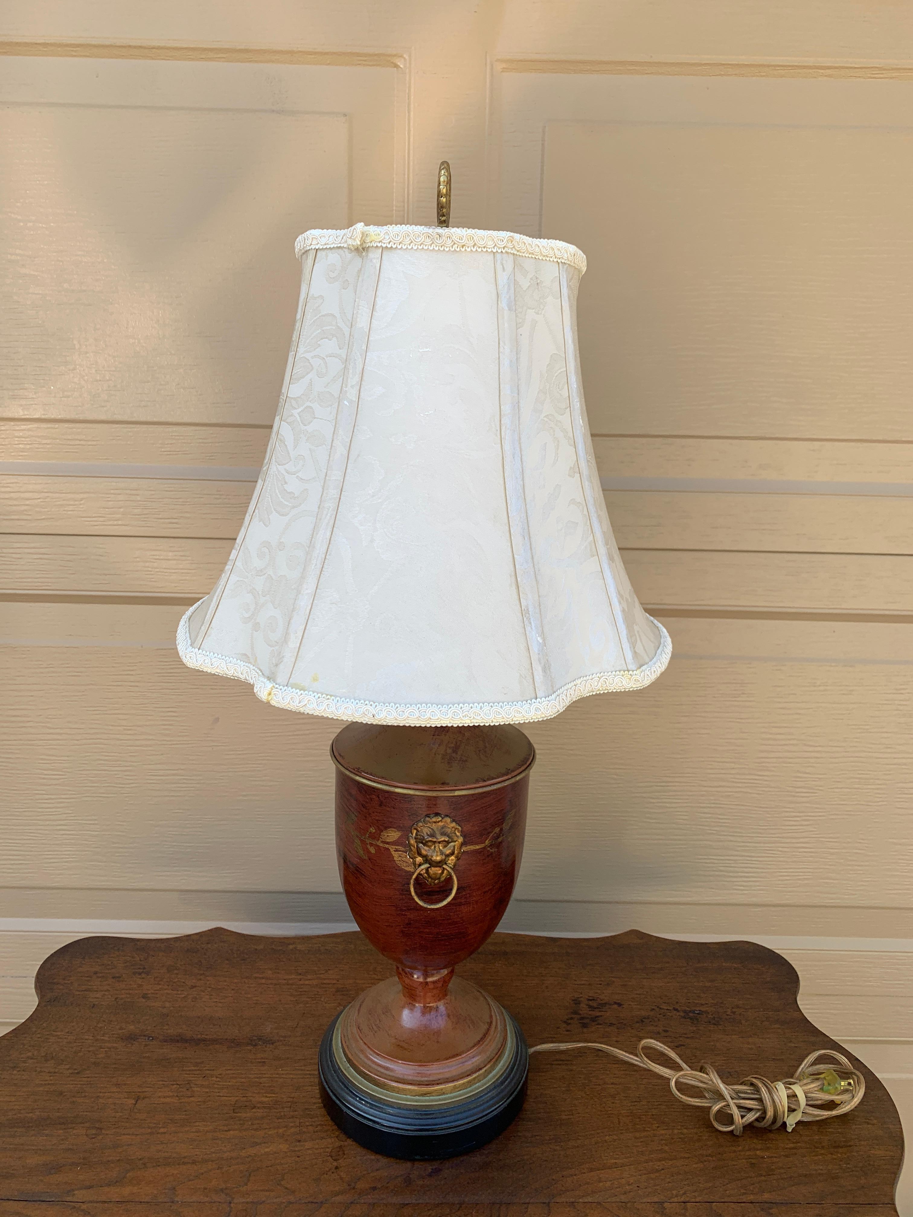 Américain Lampe de table néoclassique marron et or avec têtes de lion en laiton en vente