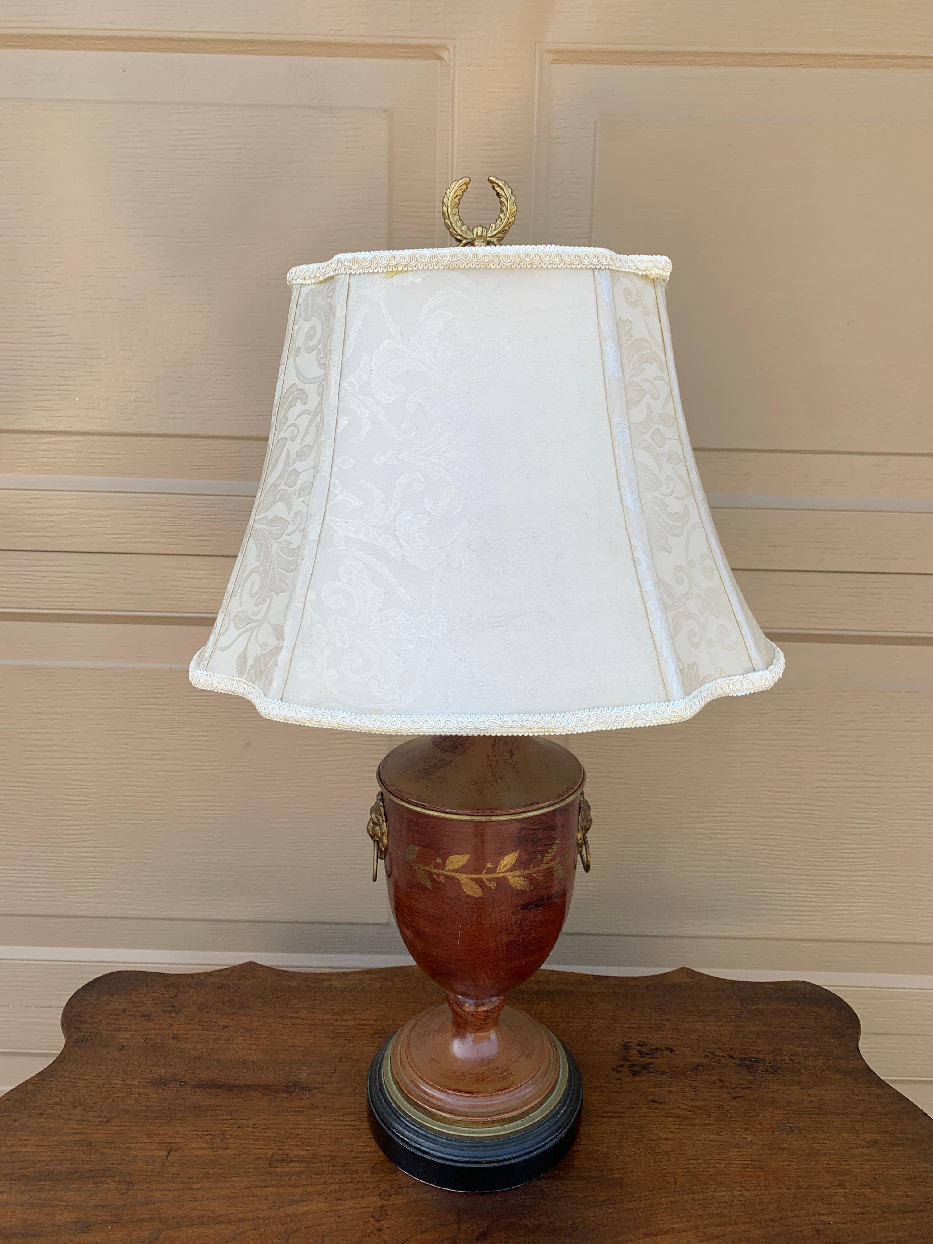 Lampe de table néoclassique marron et or avec têtes de lion en laiton Bon état - En vente à Elkhart, IN