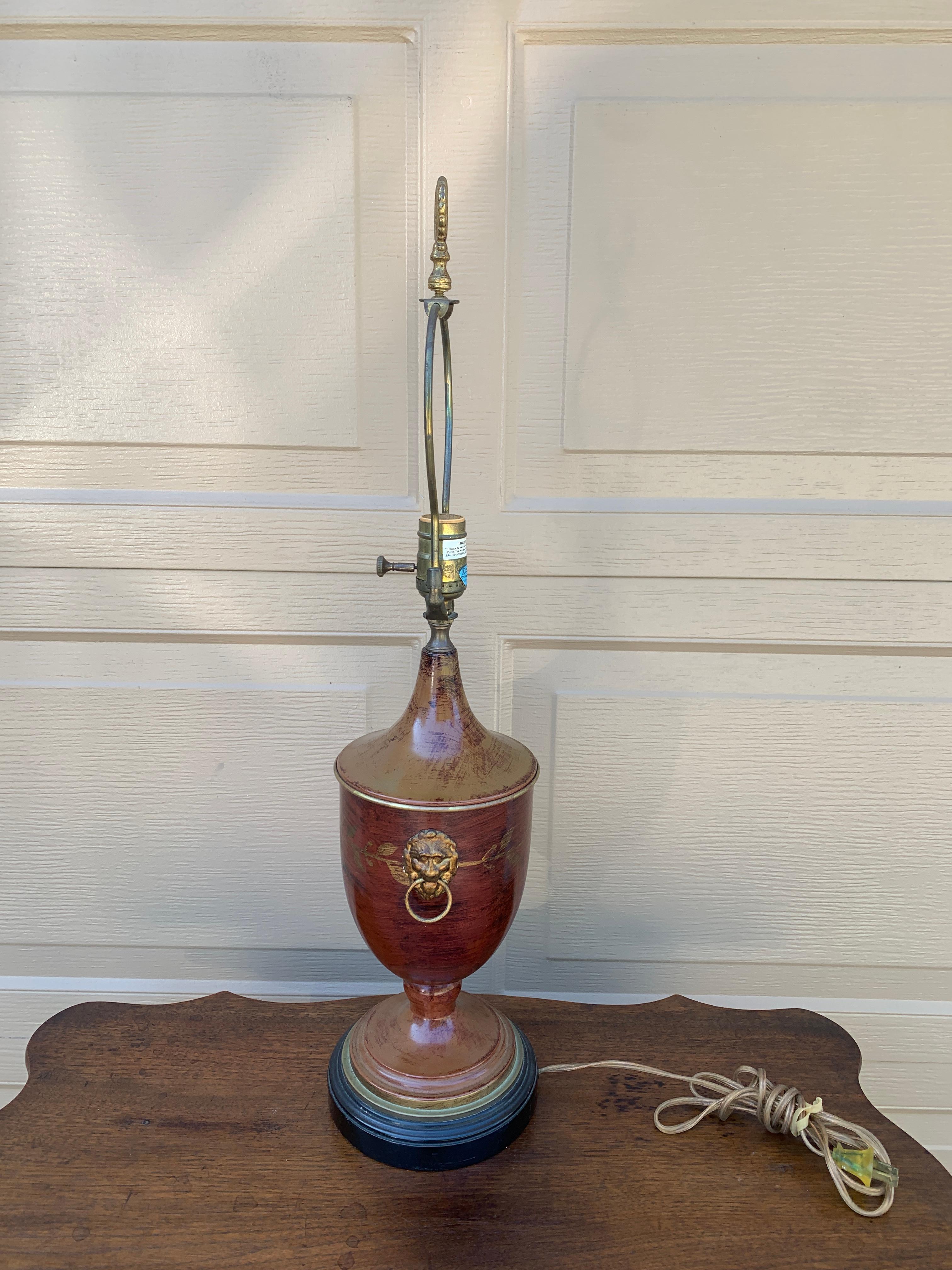 20ième siècle Lampe de table néoclassique marron et or avec têtes de lion en laiton en vente