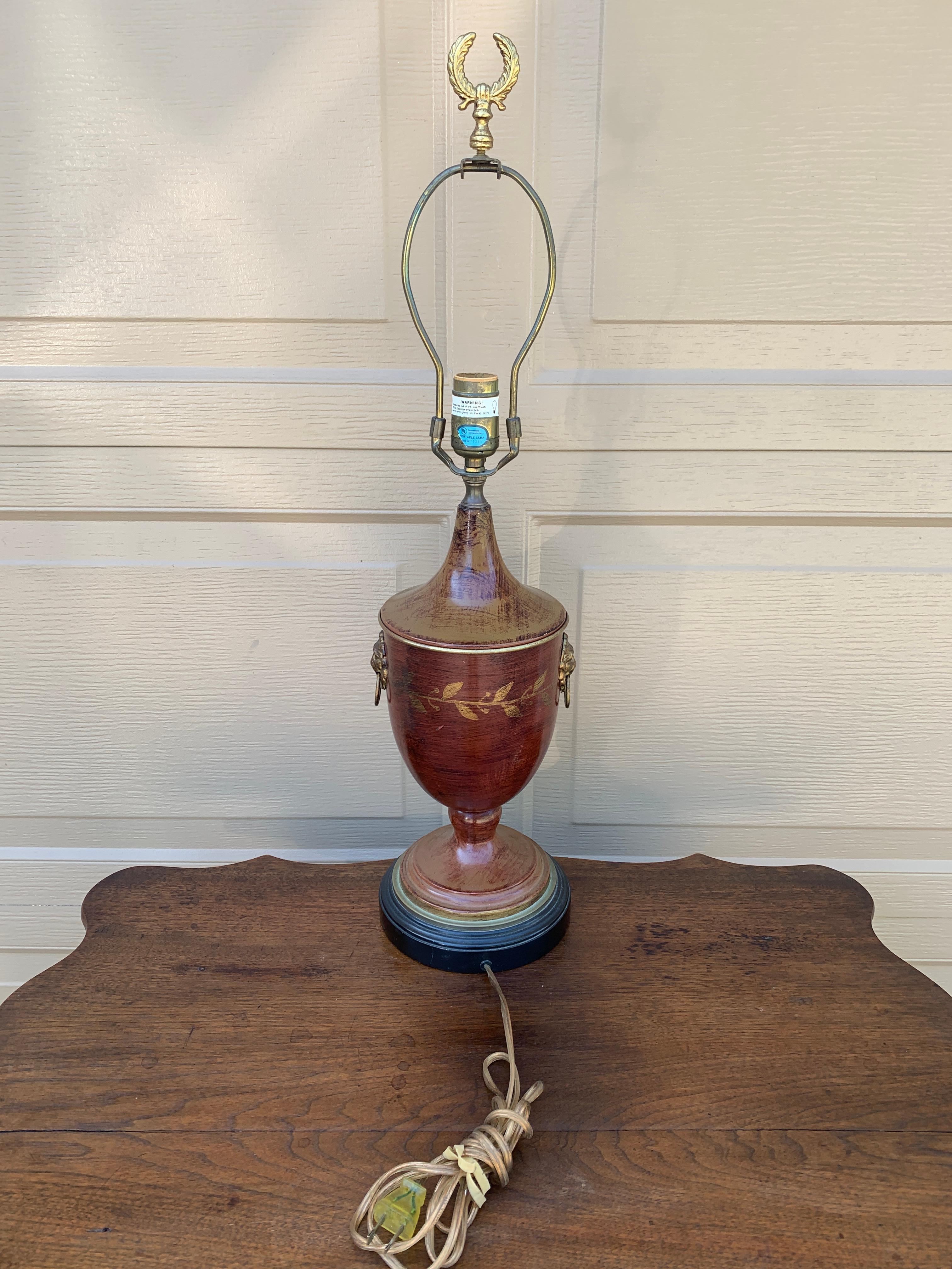 Métal Lampe de table néoclassique marron et or avec têtes de lion en laiton en vente