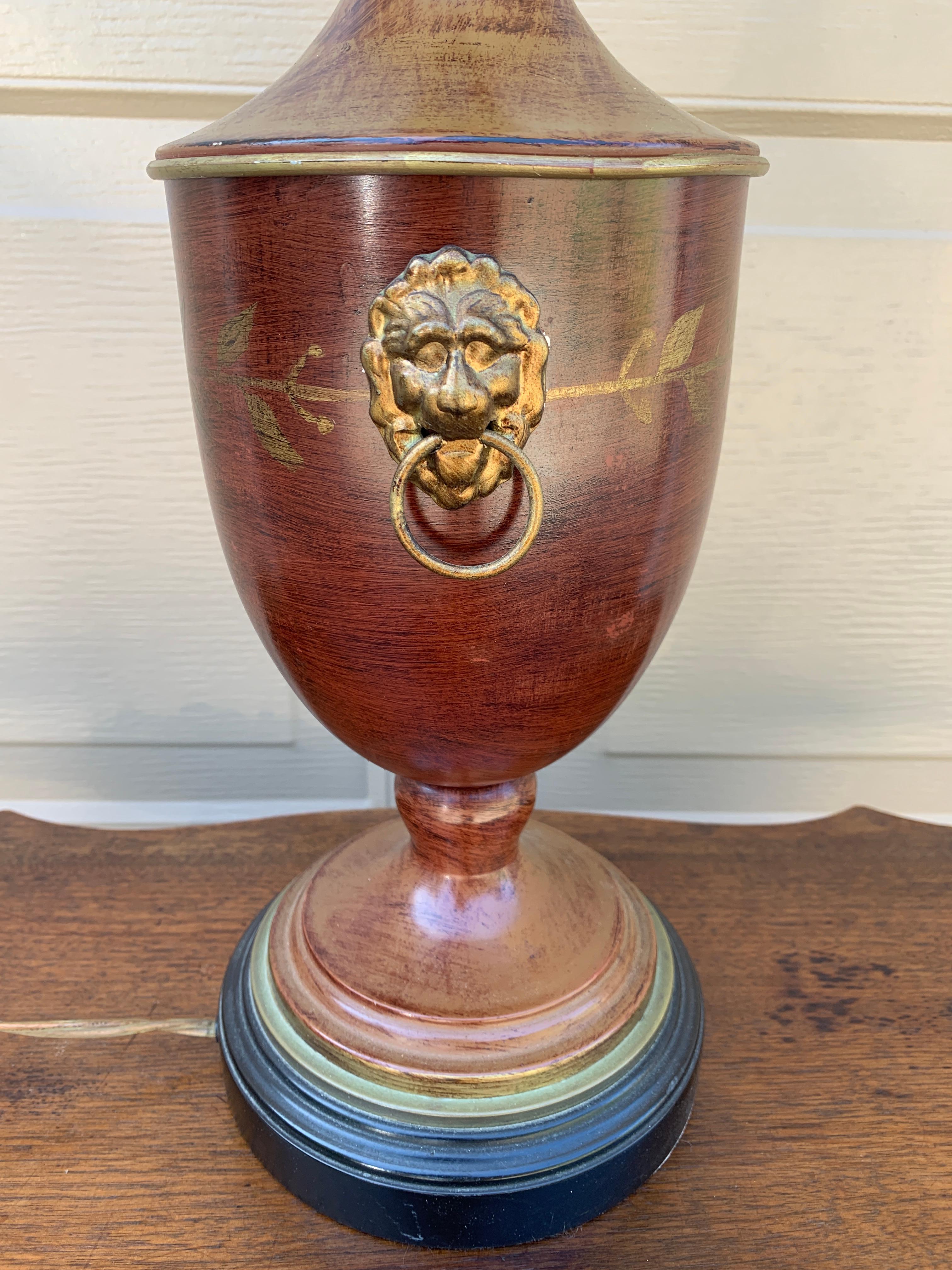 Lampe de table néoclassique marron et or avec têtes de lion en laiton en vente 1