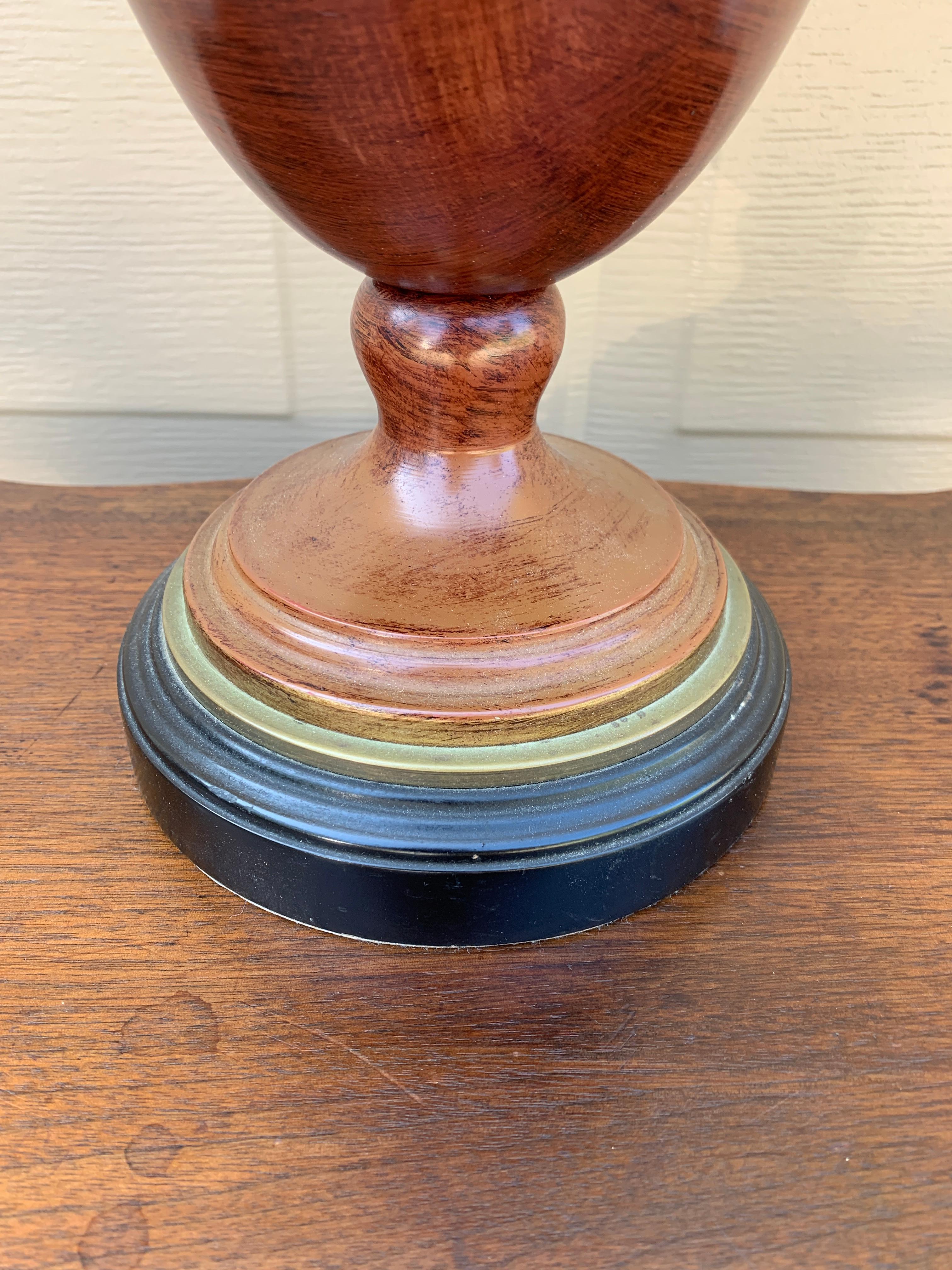 Lampe de table néoclassique marron et or avec têtes de lion en laiton en vente 2