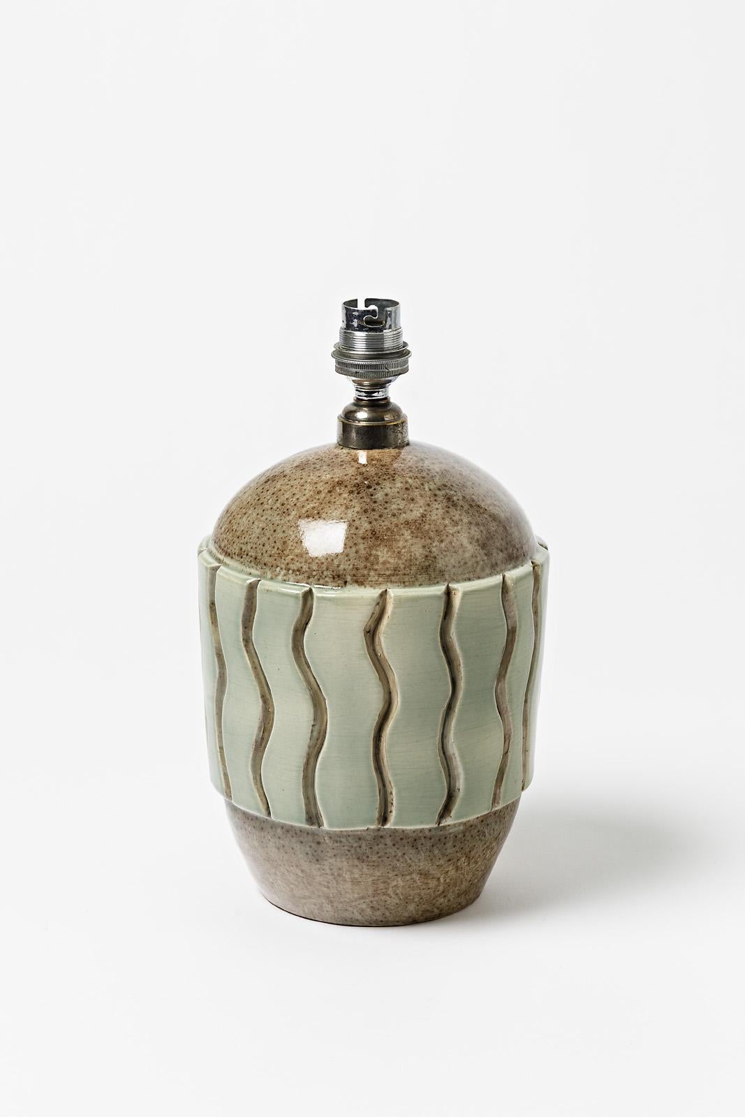 Lampe en céramique émaillée marron et blanche.
Conditions d'origine parfaites. Signature sous la base 