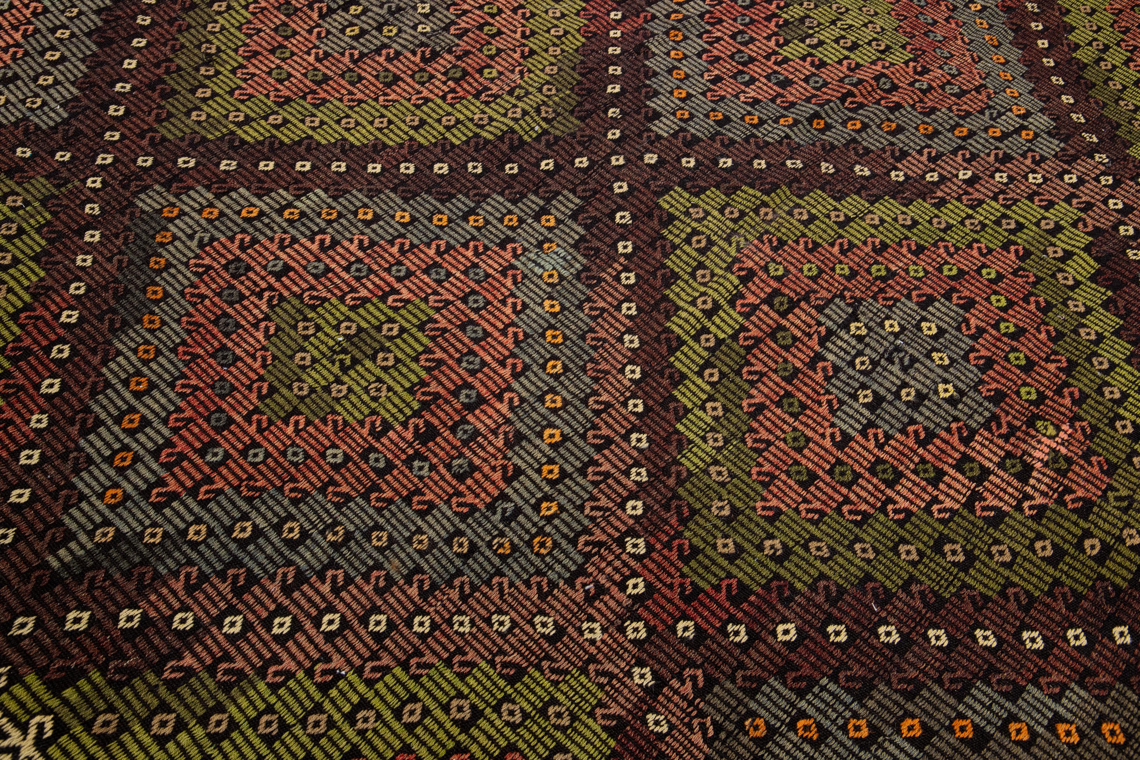 Moderner handgefertigter Soumak Wollteppich in Braun und Grün mit geometrischem Muster im Angebot 2