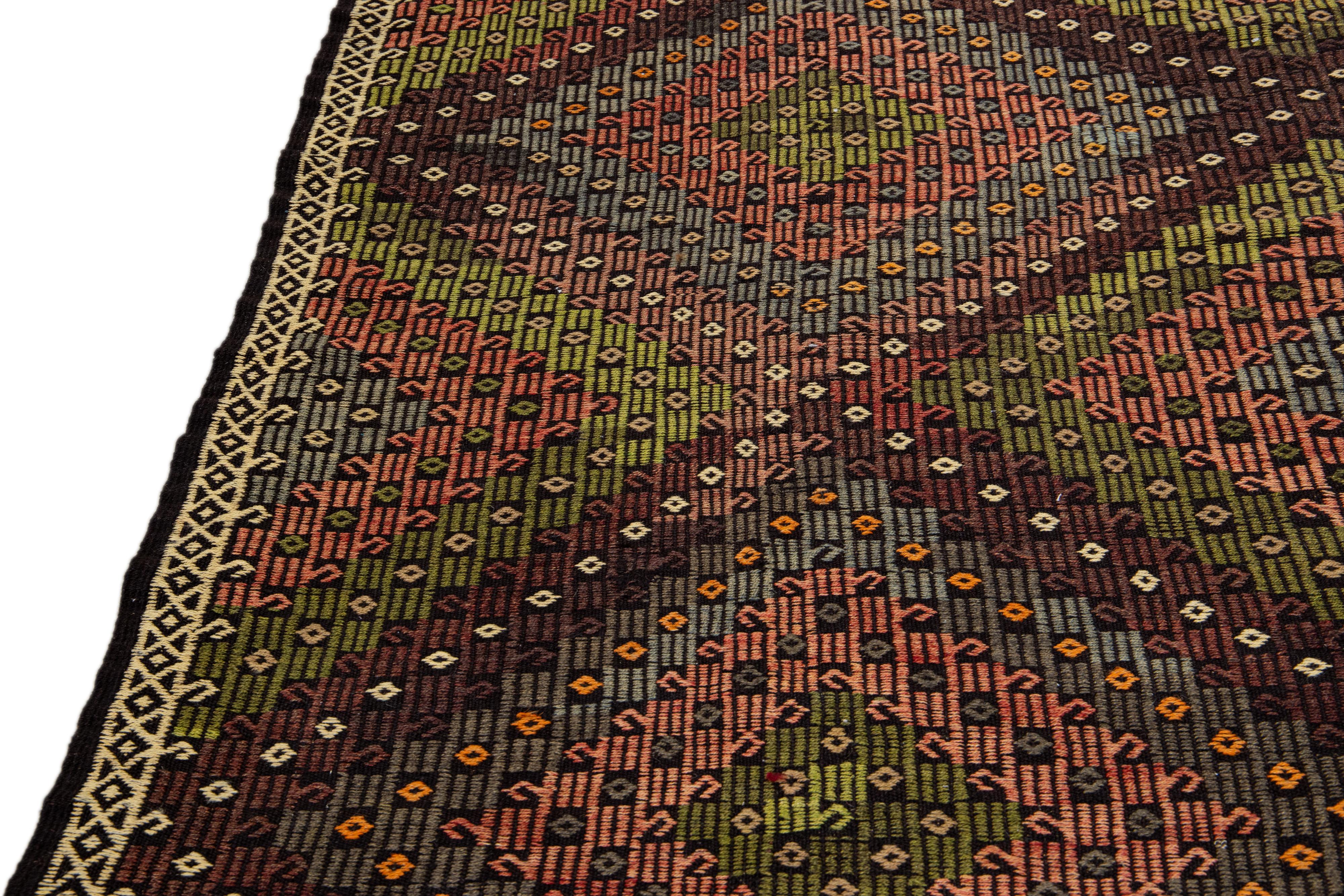 Moderner handgefertigter Soumak Wollteppich in Braun und Grün mit geometrischem Muster im Angebot 3