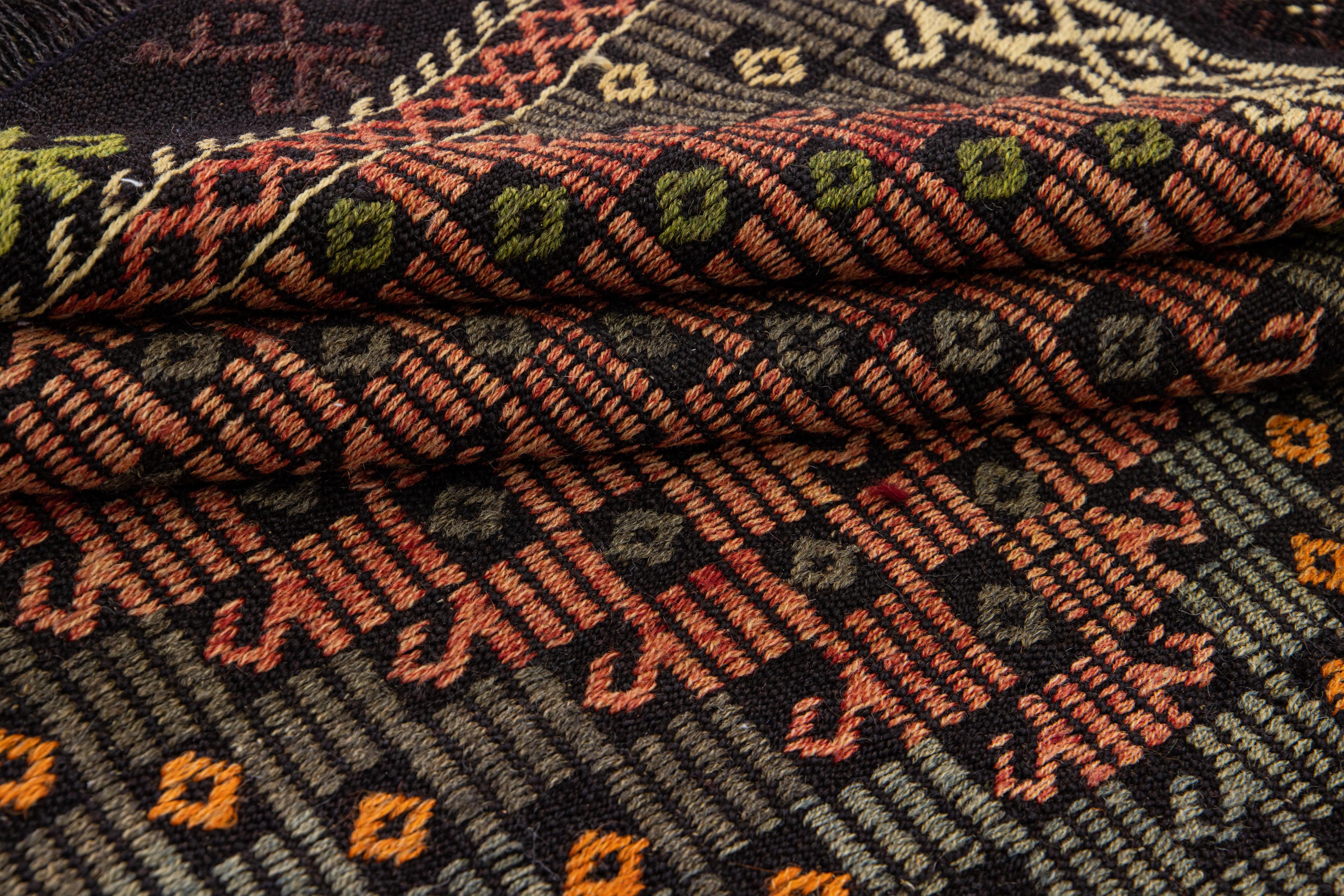 Moderner handgefertigter Soumak Wollteppich in Braun und Grün mit geometrischem Muster im Angebot 4