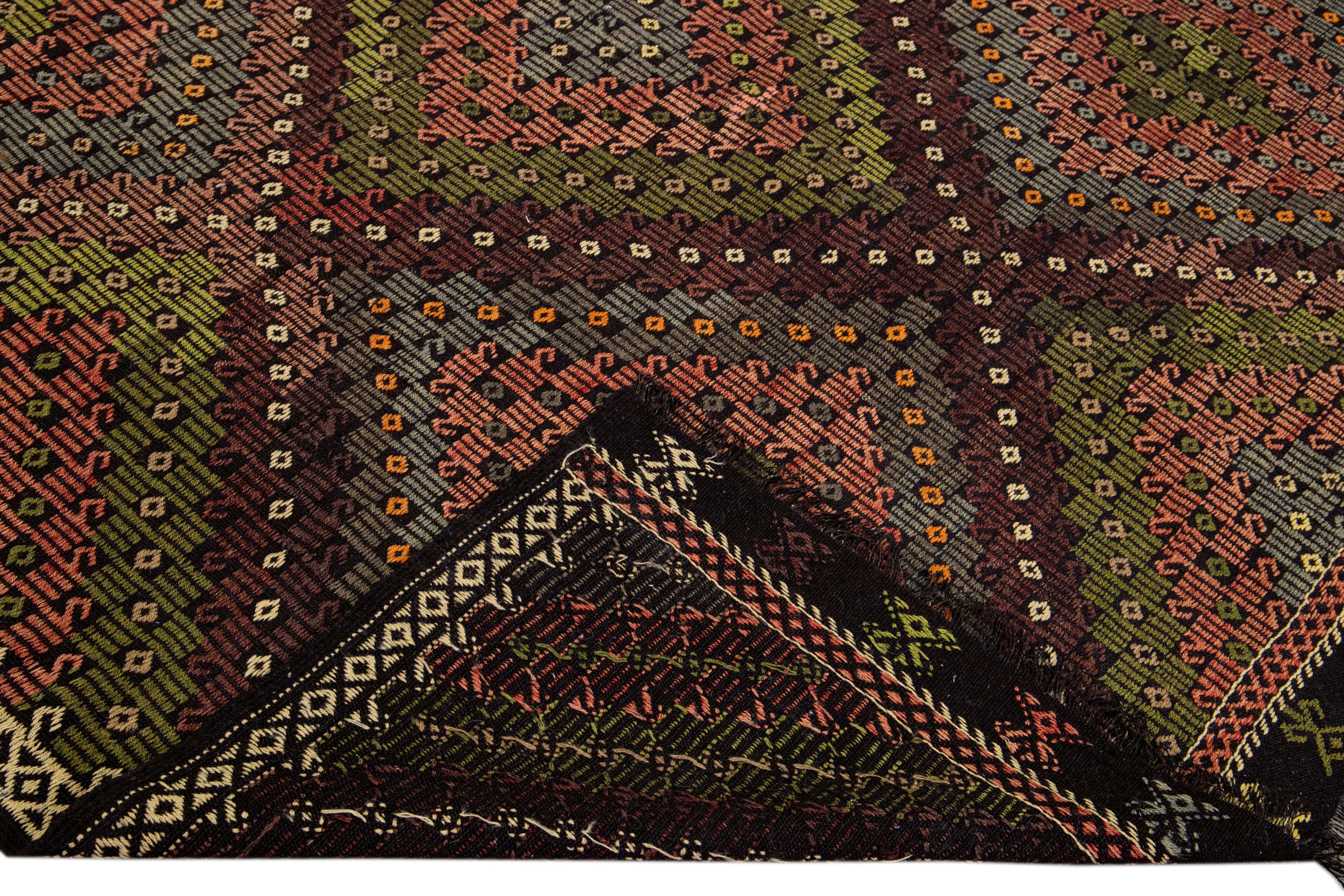 Schöner Modern Soumak handgeknüpfter Wollteppich mit braunem Feld. Dieses Stück hat terrakottafarbene, grüne und graue Akzente in einem herrlichen geometrischen Muster.

Dieser Teppich misst: 8'2