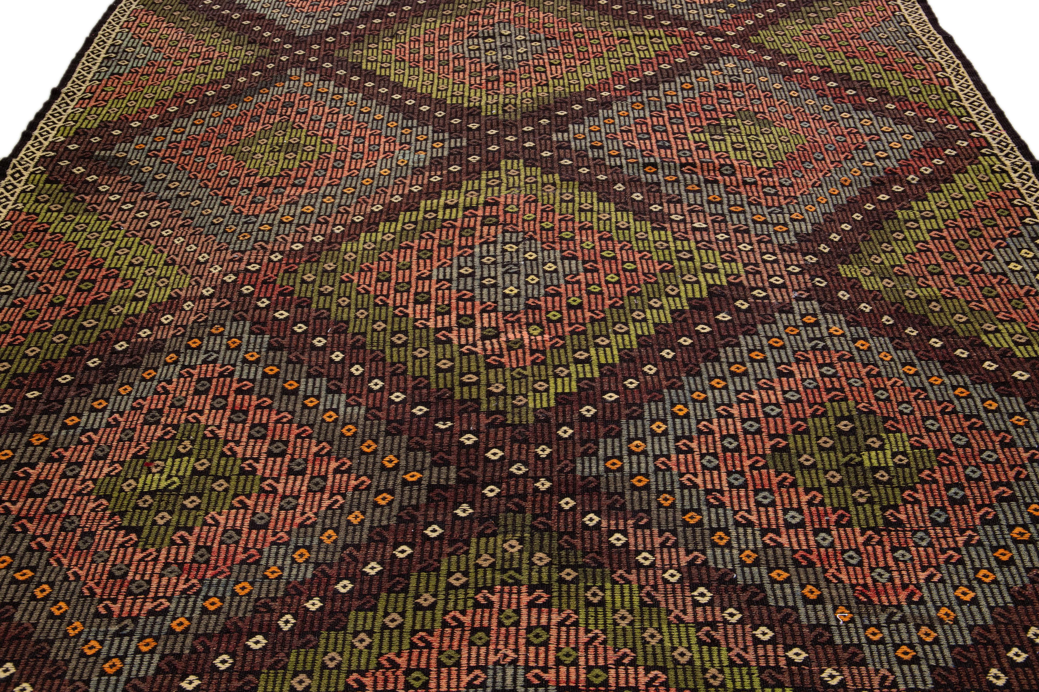 Moderner handgefertigter Soumak Wollteppich in Braun und Grün mit geometrischem Muster (Moderne der Mitte des Jahrhunderts) im Angebot