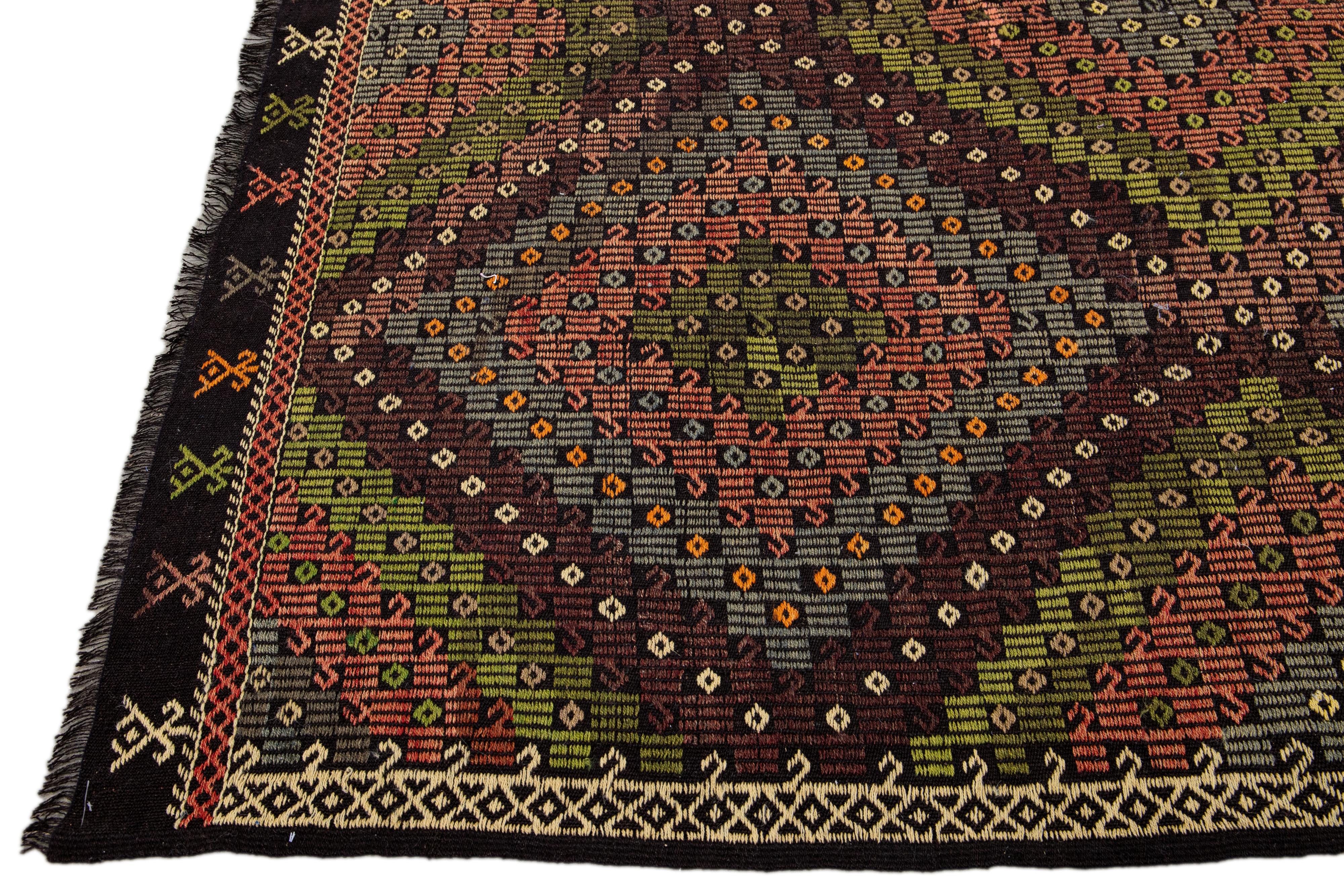 Moderner handgefertigter Soumak Wollteppich in Braun und Grün mit geometrischem Muster (Indisch) im Angebot