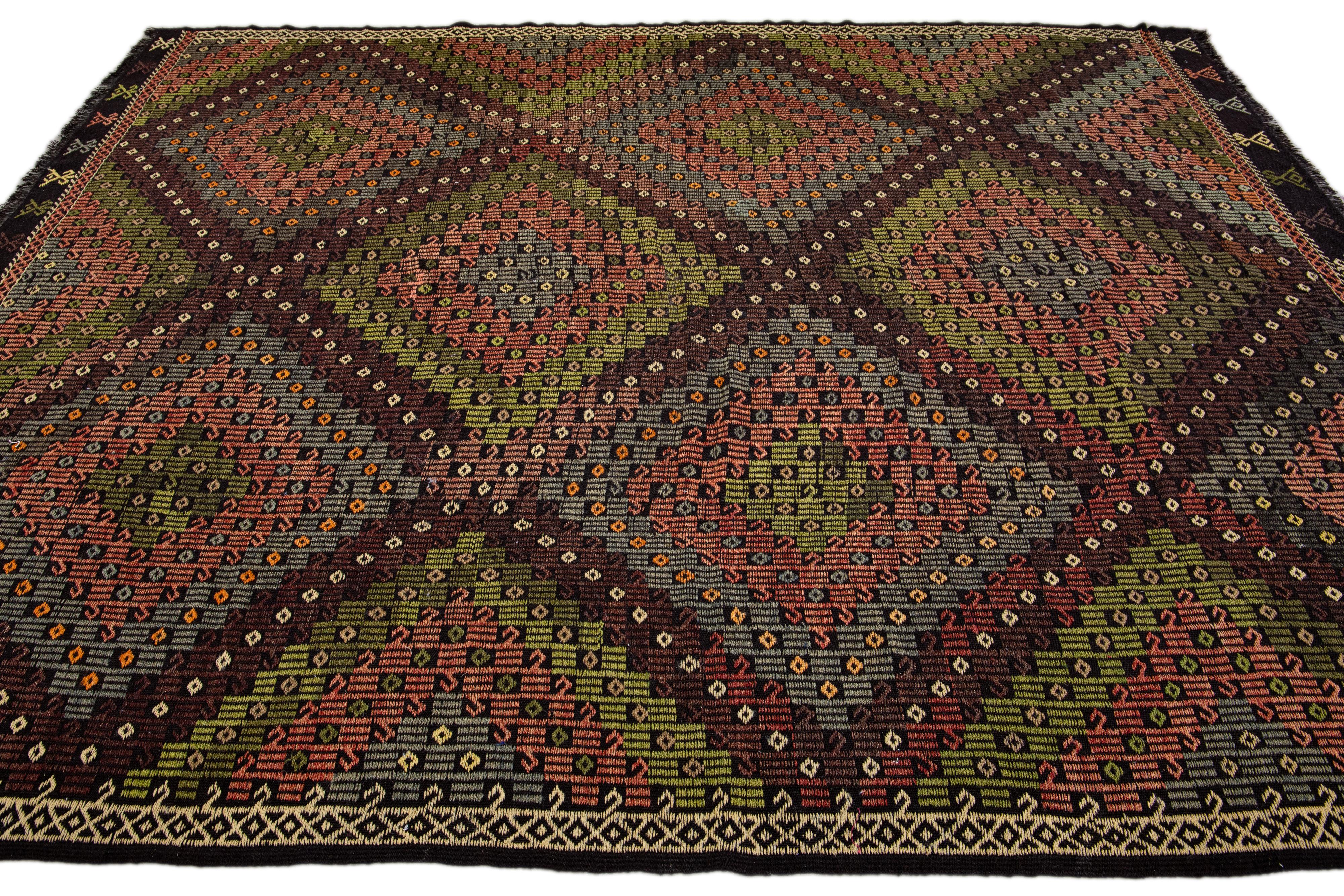 Moderner handgefertigter Soumak Wollteppich in Braun und Grün mit geometrischem Muster (Handgeknüpft) im Angebot