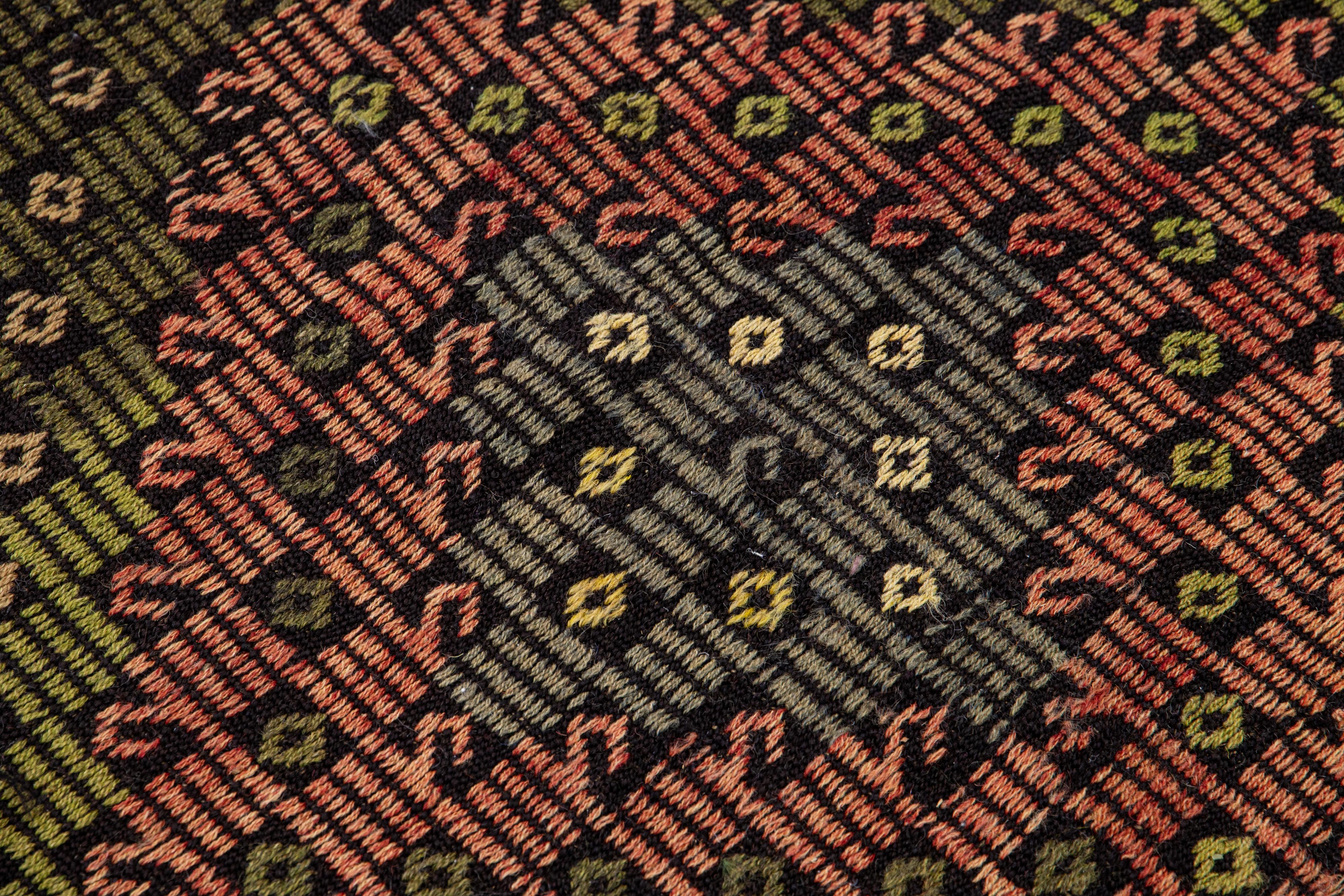 Moderner handgefertigter Soumak Wollteppich in Braun und Grün mit geometrischem Muster im Zustand „Neu“ im Angebot in Norwalk, CT
