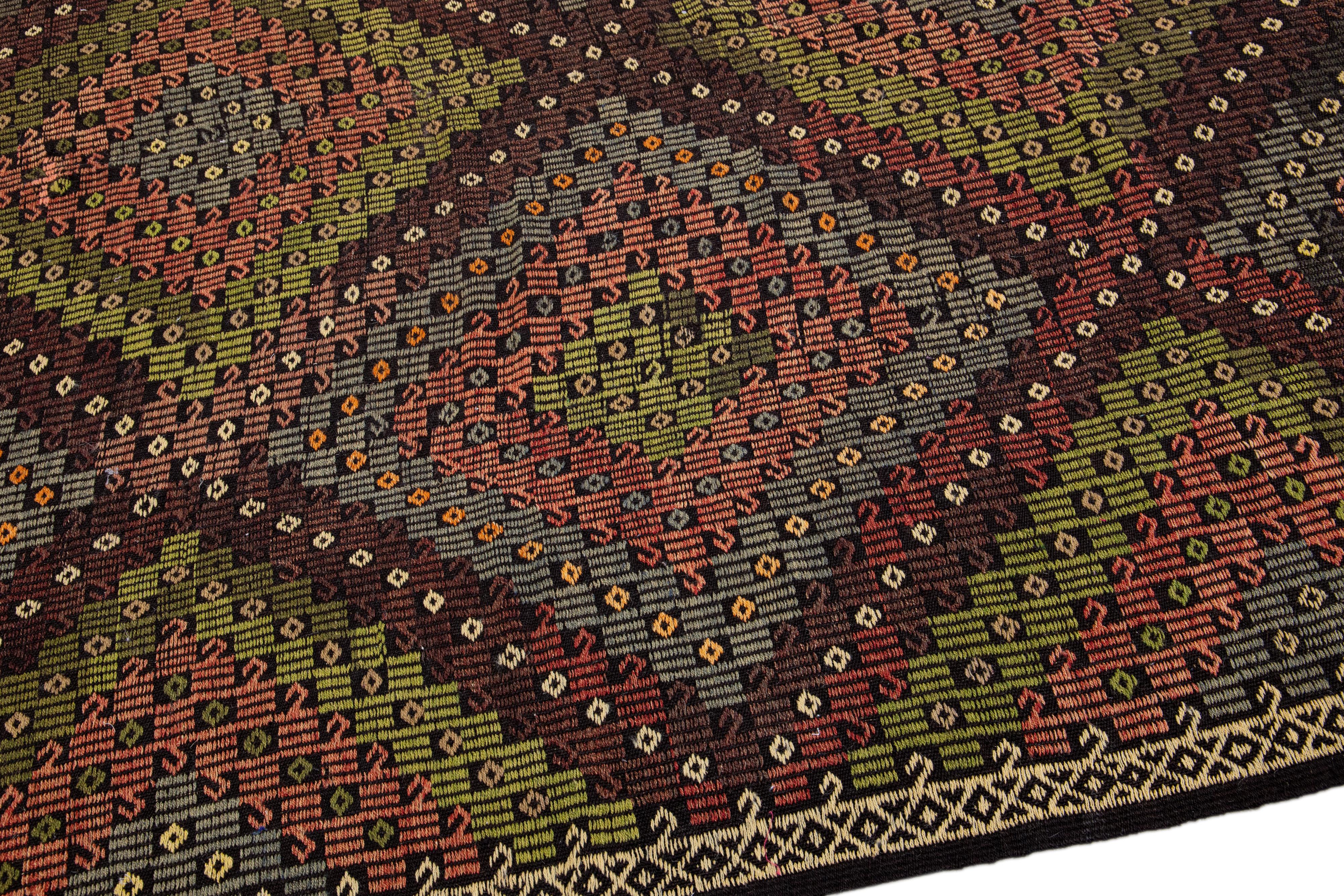 Moderner handgefertigter Soumak Wollteppich in Braun und Grün mit geometrischem Muster (21. Jahrhundert und zeitgenössisch) im Angebot