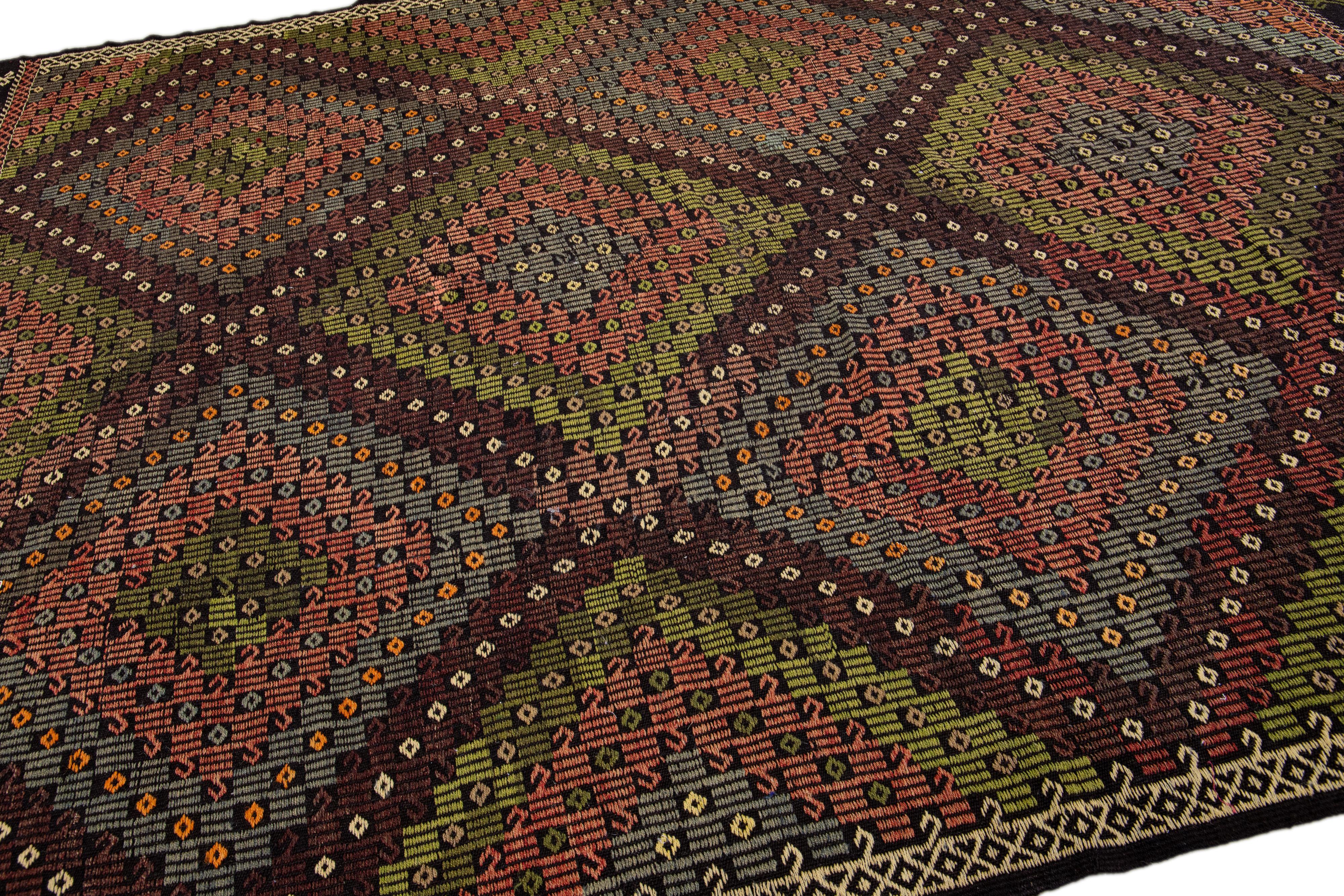 Moderner handgefertigter Soumak Wollteppich in Braun und Grün mit geometrischem Muster (Wolle) im Angebot