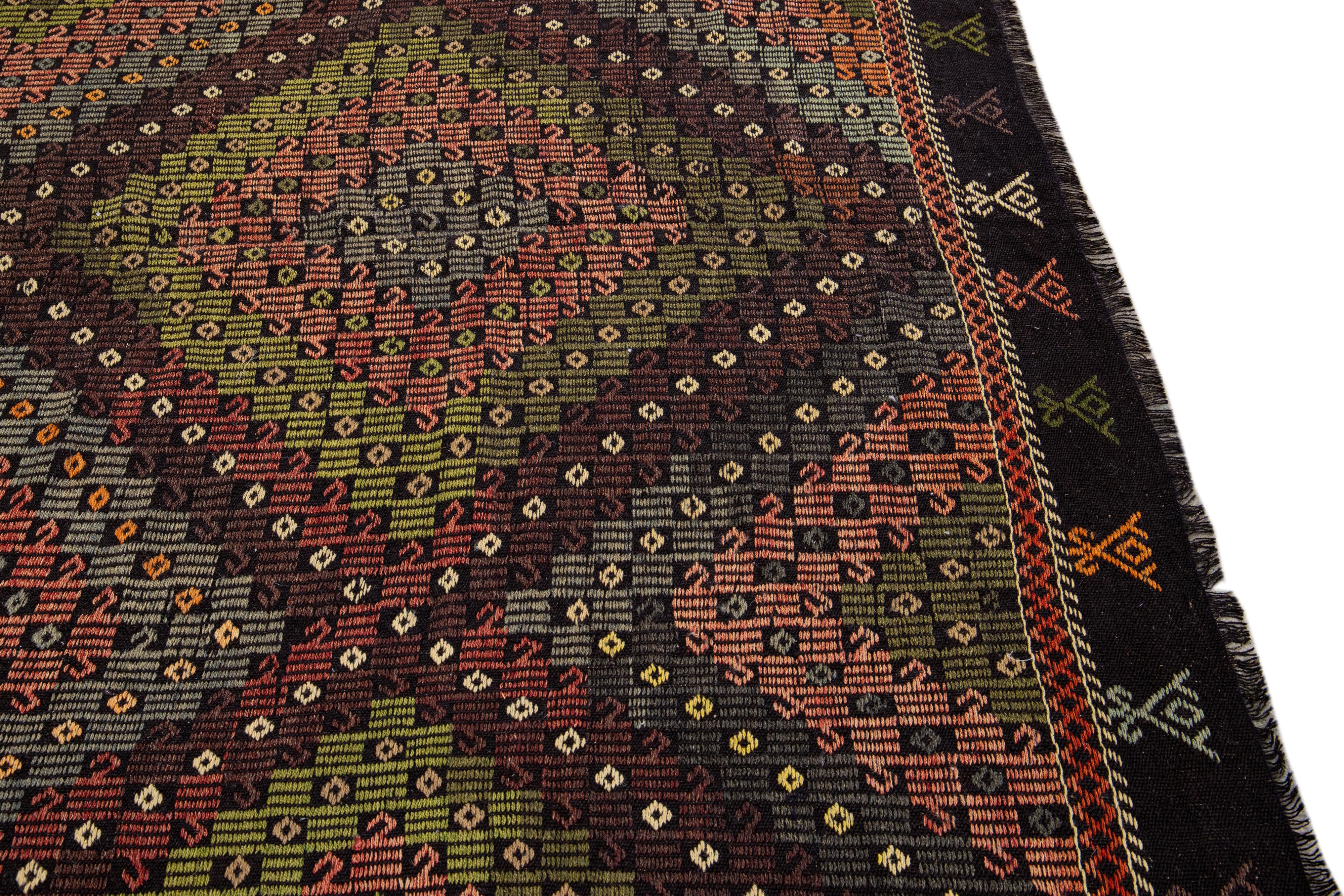 Moderner handgefertigter Soumak Wollteppich in Braun und Grün mit geometrischem Muster im Angebot 1