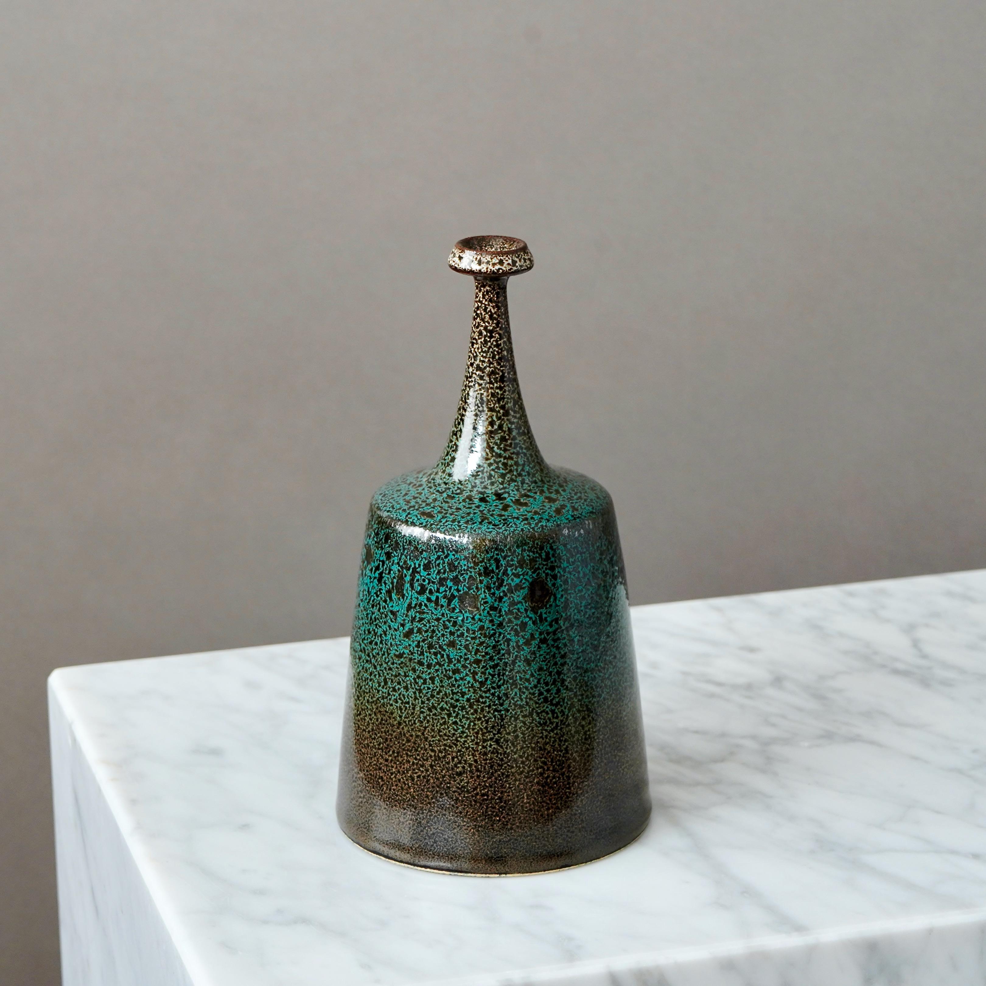 Un bellissimo vaso in gres con un'incredibile smaltatura 