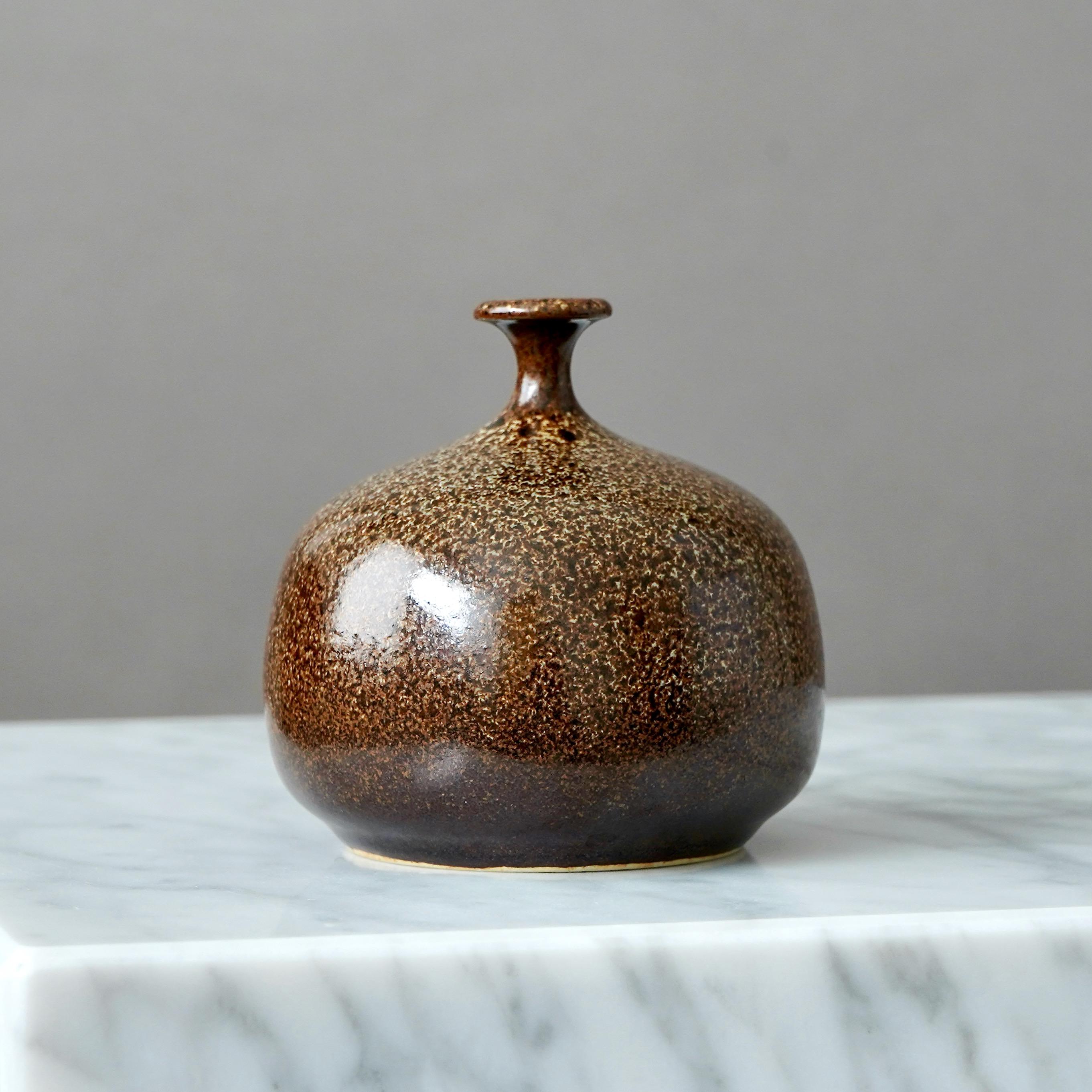 Eine schöne Vase aus Steinzeug mit erstaunlicher 