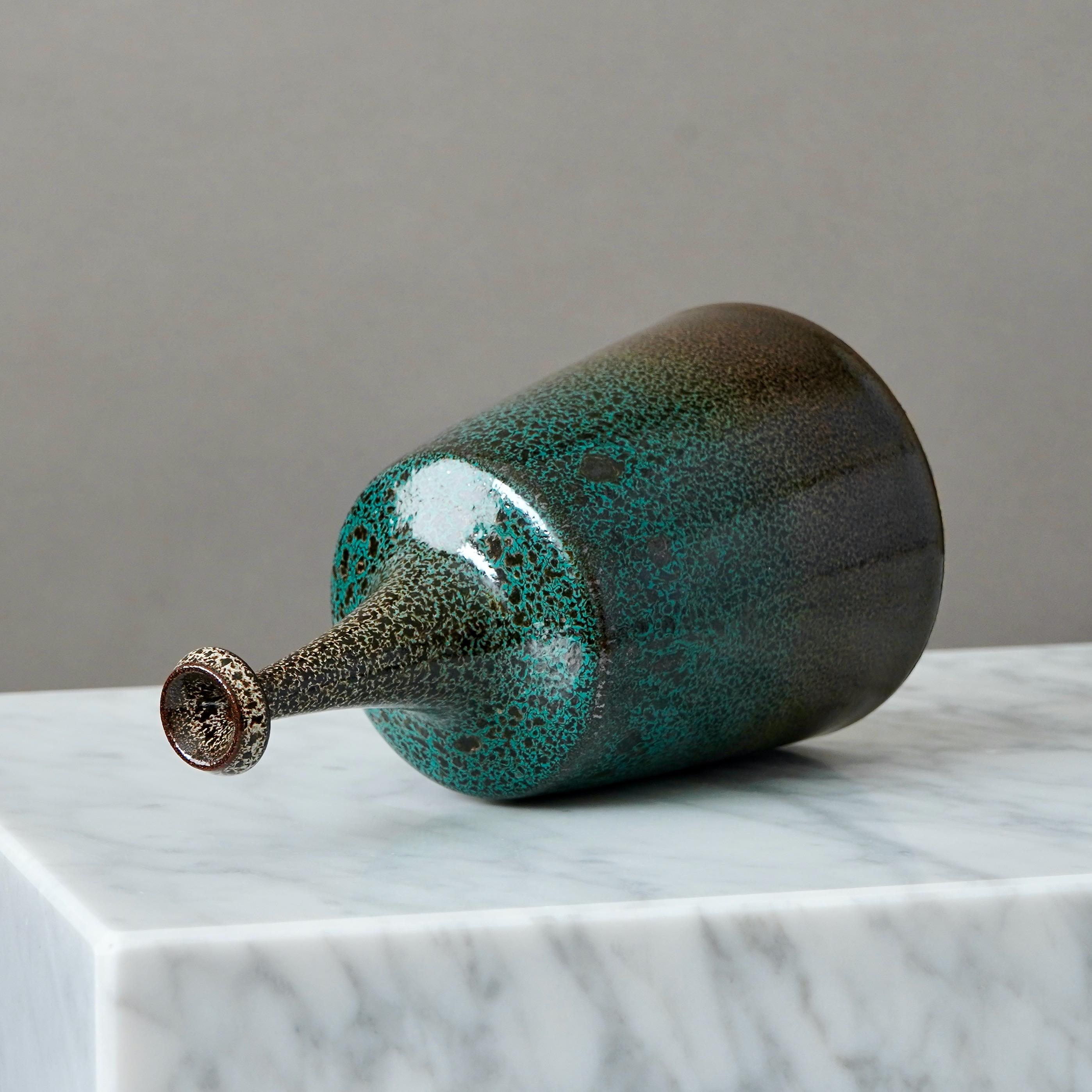 Scandinavo moderno Vaso in gres marrone e verde di Yngve Blixt, Höganäs, Svezia, 1974 in vendita