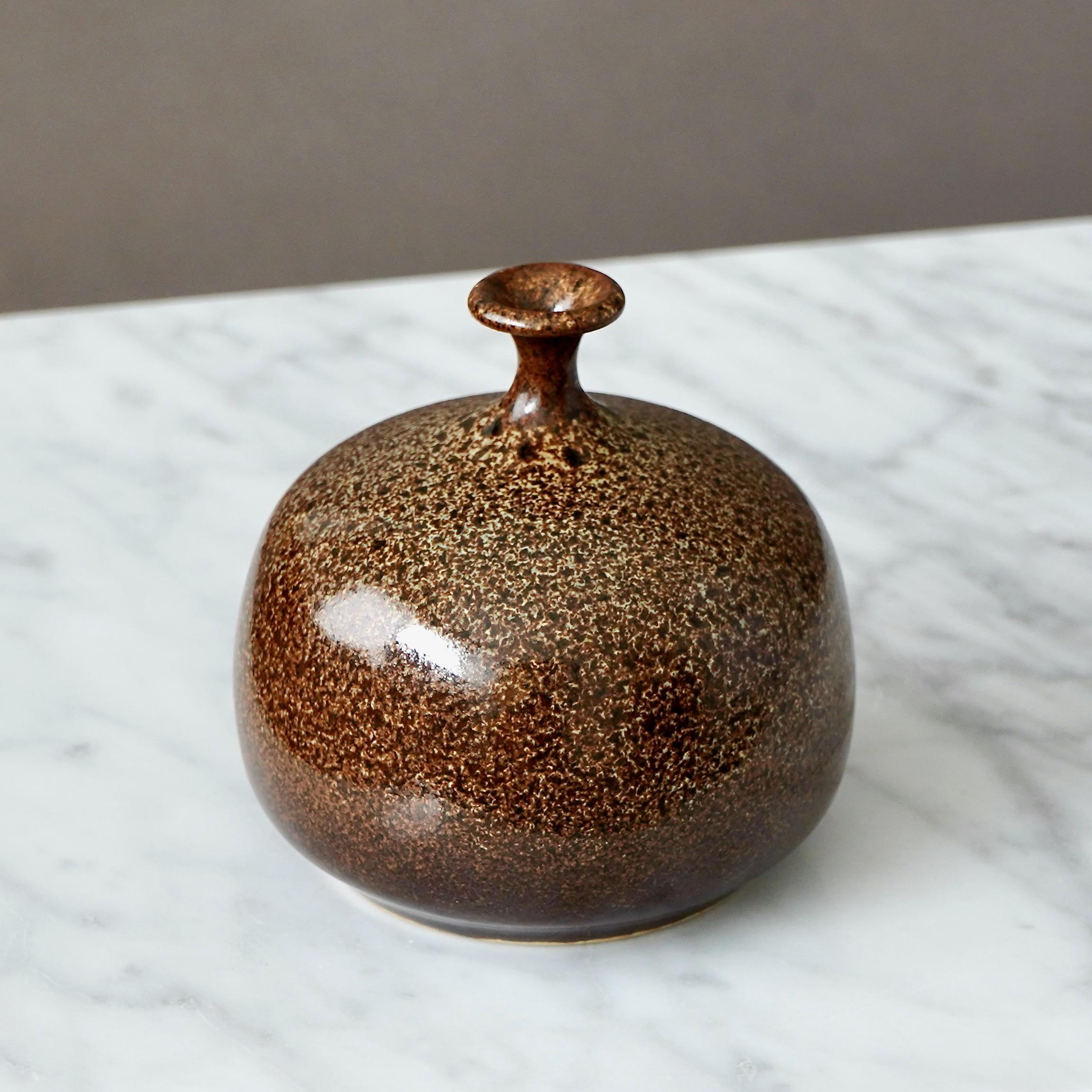 Vase aus braunem und grünem Steingut von Yngve Blixt, Höganäs, Schweden, 1974 (Schwedisch) im Angebot