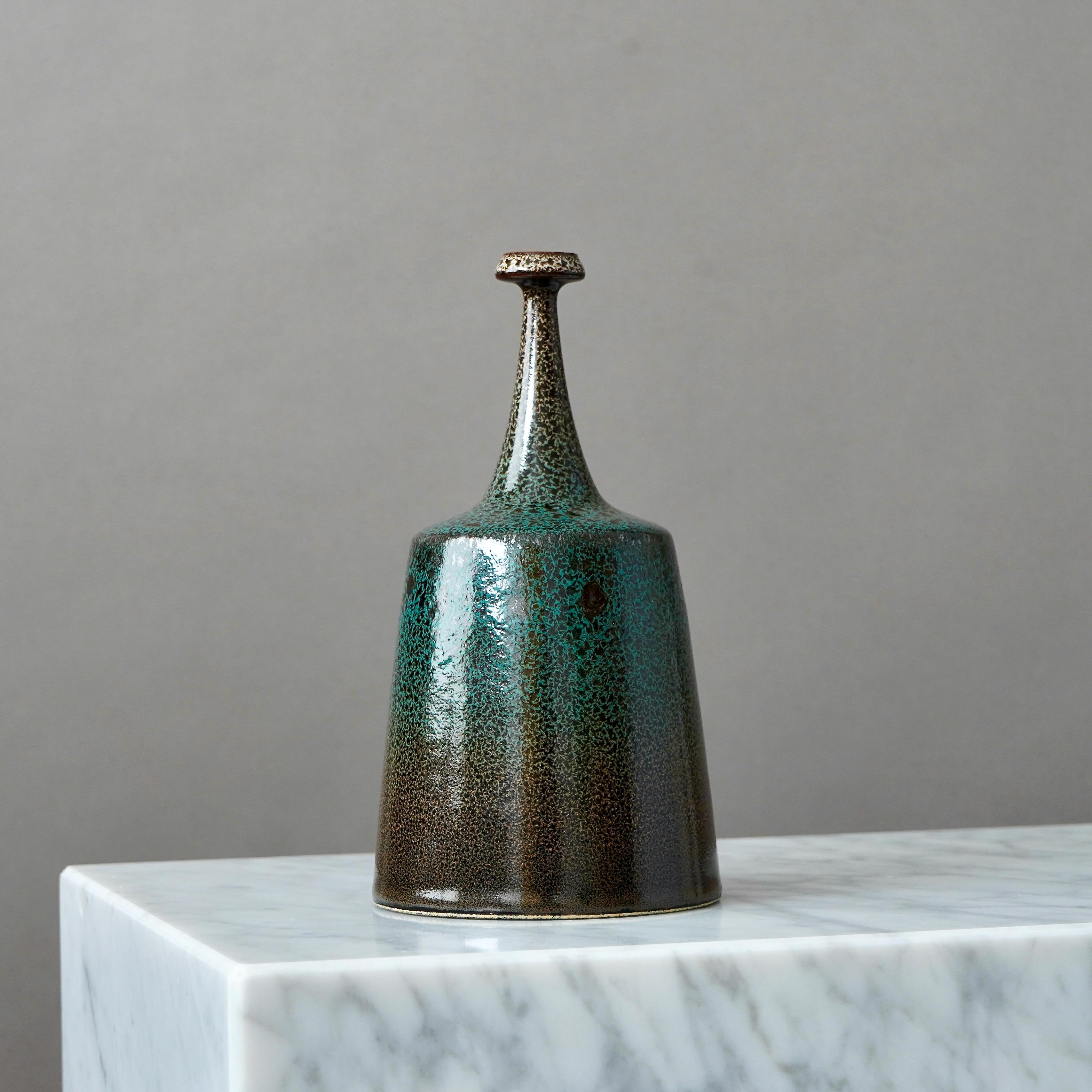 Smaltato Vaso in gres marrone e verde di Yngve Blixt, Höganäs, Svezia, 1974 in vendita