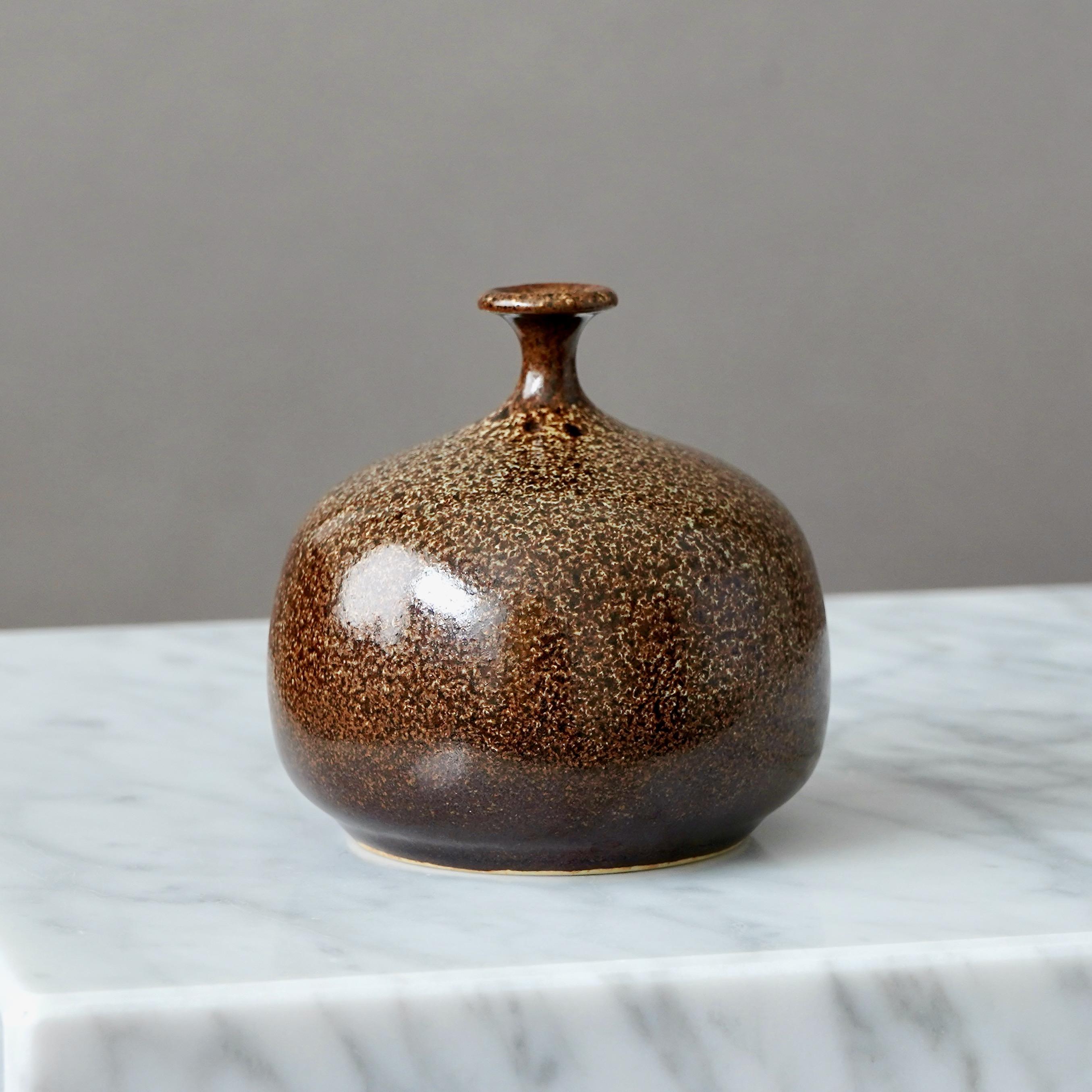 Vase aus braunem und grünem Steingut von Yngve Blixt, Höganäs, Schweden, 1974 (Glasiert) im Angebot