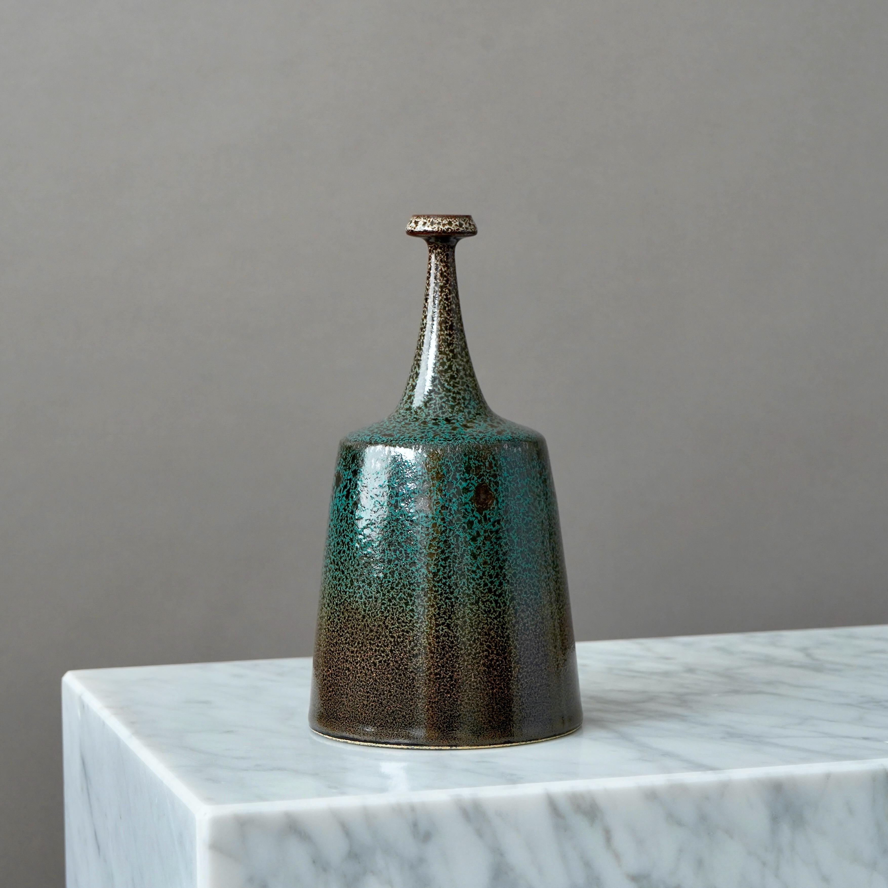 Vaso in gres marrone e verde di Yngve Blixt, Höganäs, Svezia, 1974 In condizioni buone in vendita a Malmö, SE