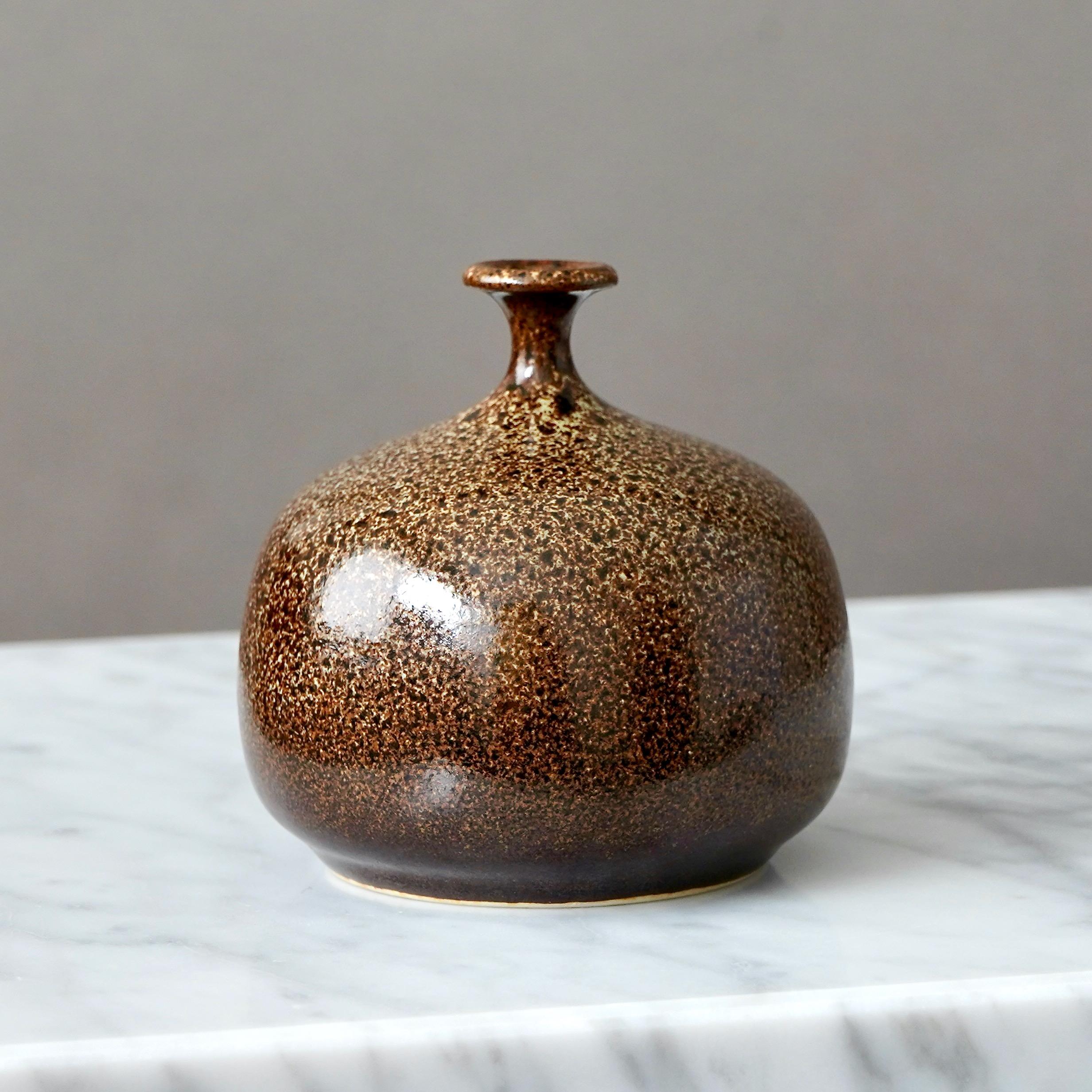 Vase aus braunem und grünem Steingut von Yngve Blixt, Höganäs, Schweden, 1974 im Zustand „Gut“ im Angebot in Malmö, SE