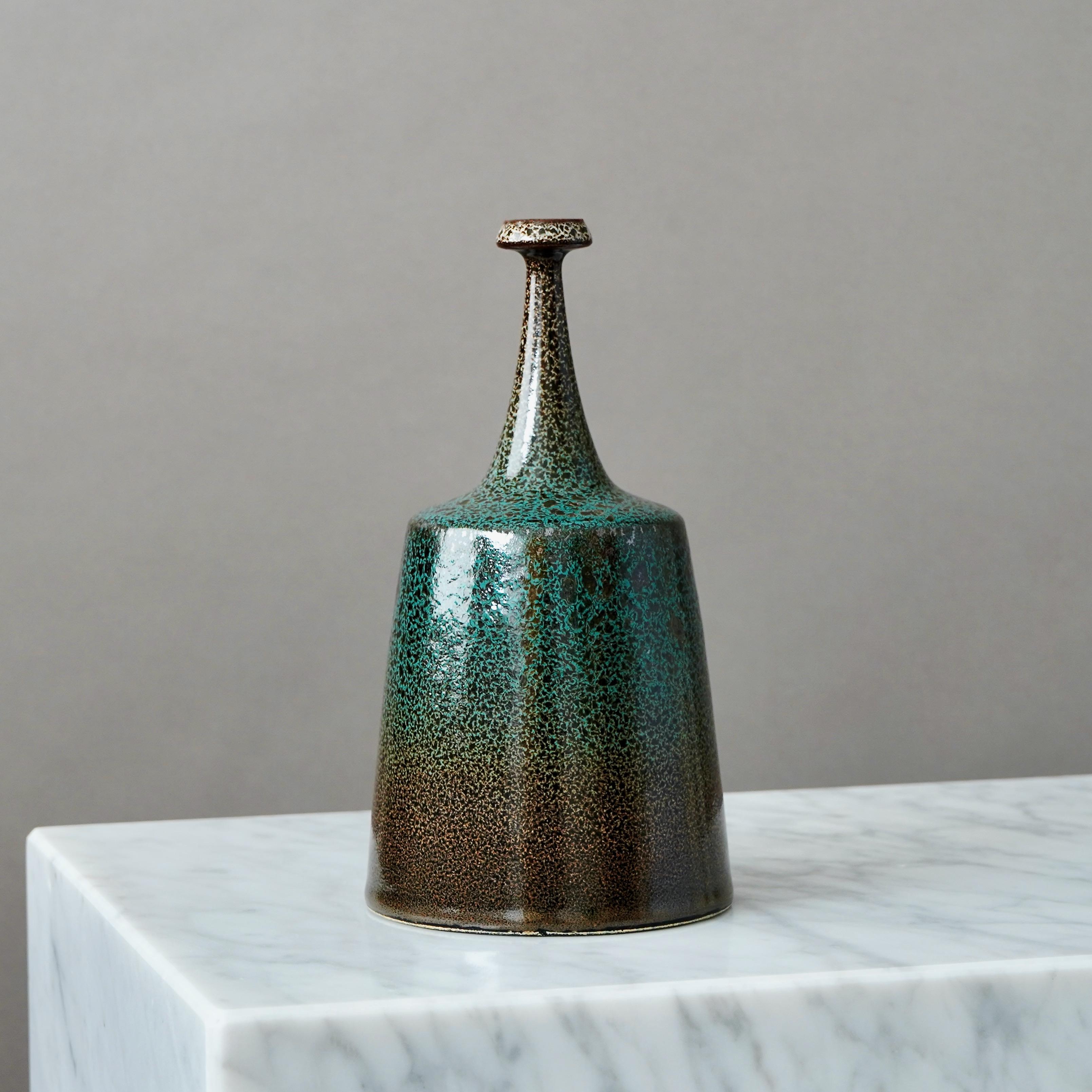 XX secolo Vaso in gres marrone e verde di Yngve Blixt, Höganäs, Svezia, 1974 in vendita