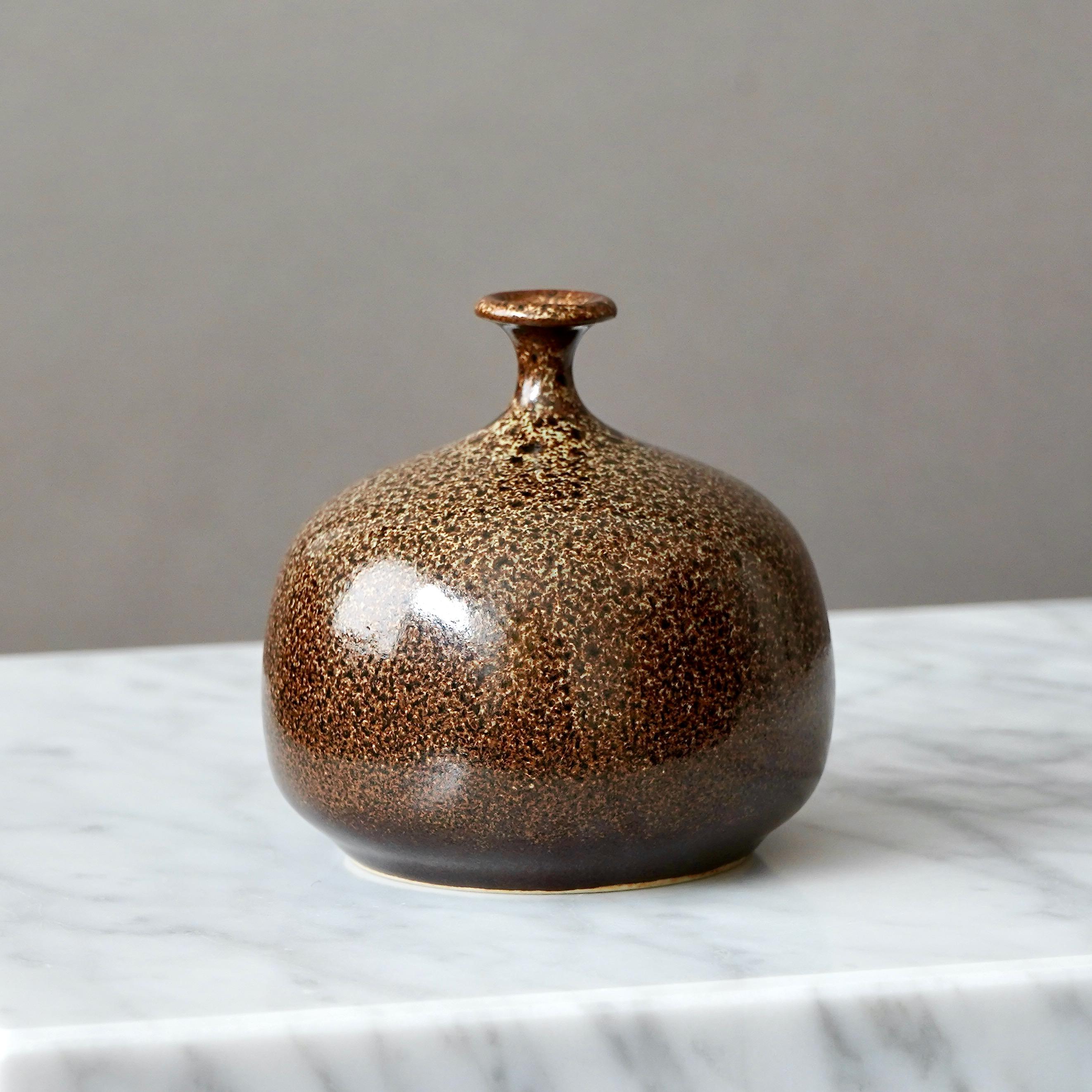 Vase aus braunem und grünem Steingut von Yngve Blixt, Höganäs, Schweden, 1974 (20. Jahrhundert) im Angebot
