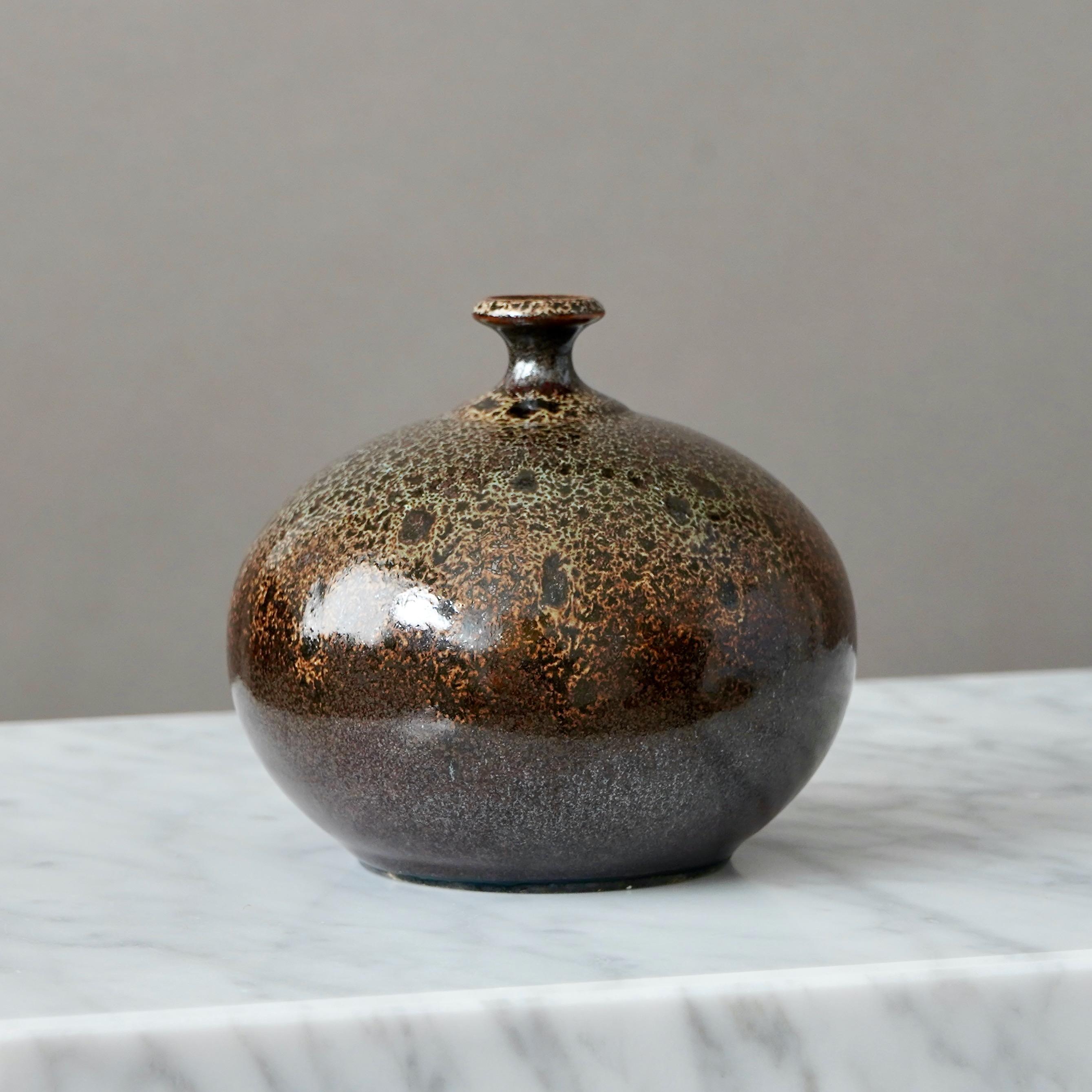 Vase aus braunem und grünem Steingut von Yngve Blixt, Höganäs, Schweden, 1975 (Glasiert) im Angebot
