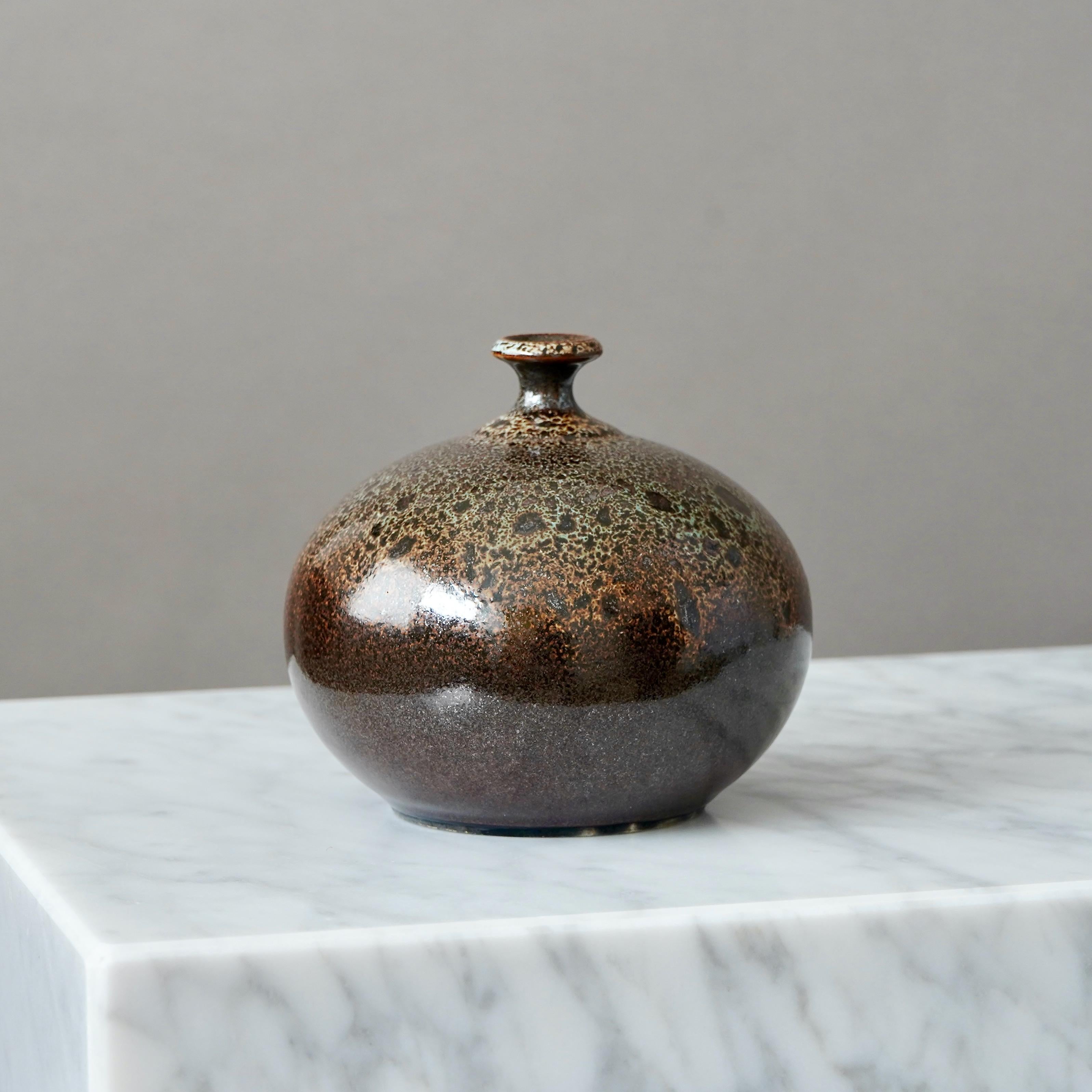 Vase aus braunem und grünem Steingut von Yngve Blixt, Höganäs, Schweden, 1975 (20. Jahrhundert) im Angebot
