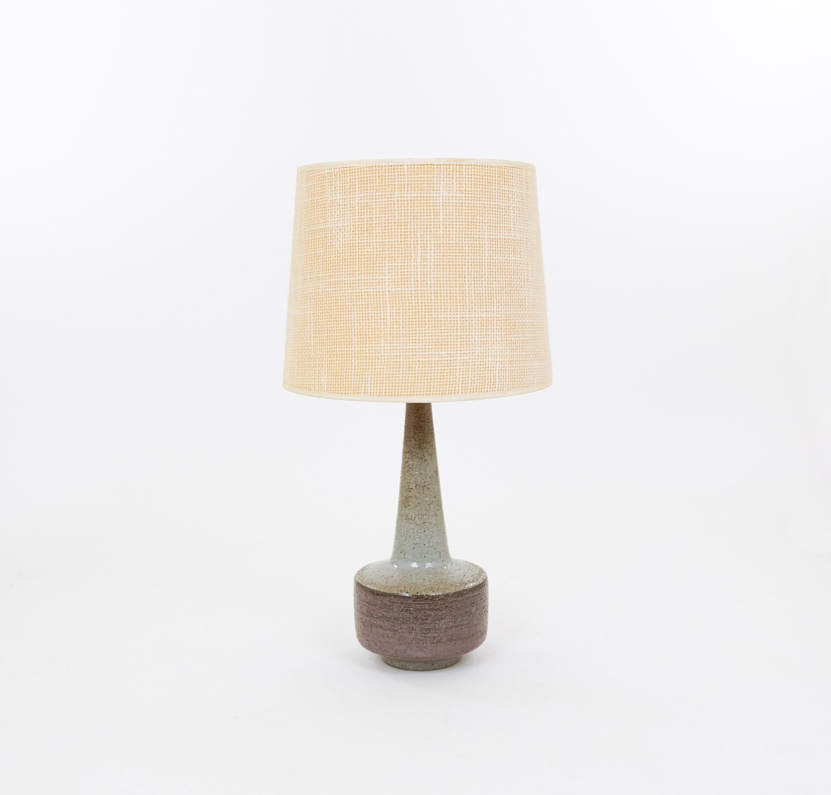 Model DL/46 table lamp made by Annelise and Per Linnemann-Schmidt for Palshus in the 1960s. The colour of the handmade decorated base is Brown and Grey. 

The lamp comes with its original lampshade holder. The lampshade and the small vase are for