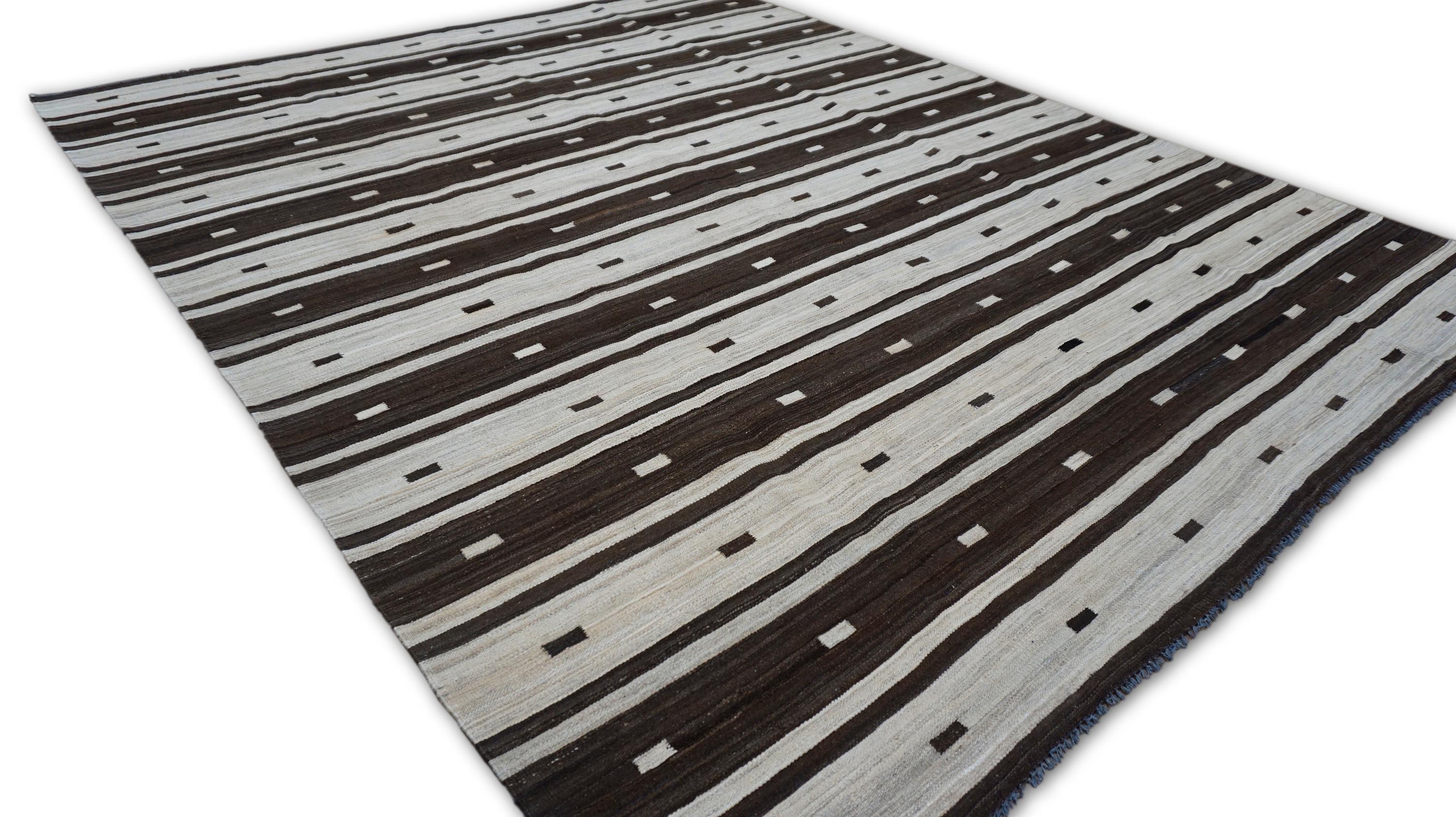 Moderno Kilim in lana a righe geometriche marrone e avorio 7'10''x9'9'' in vendita