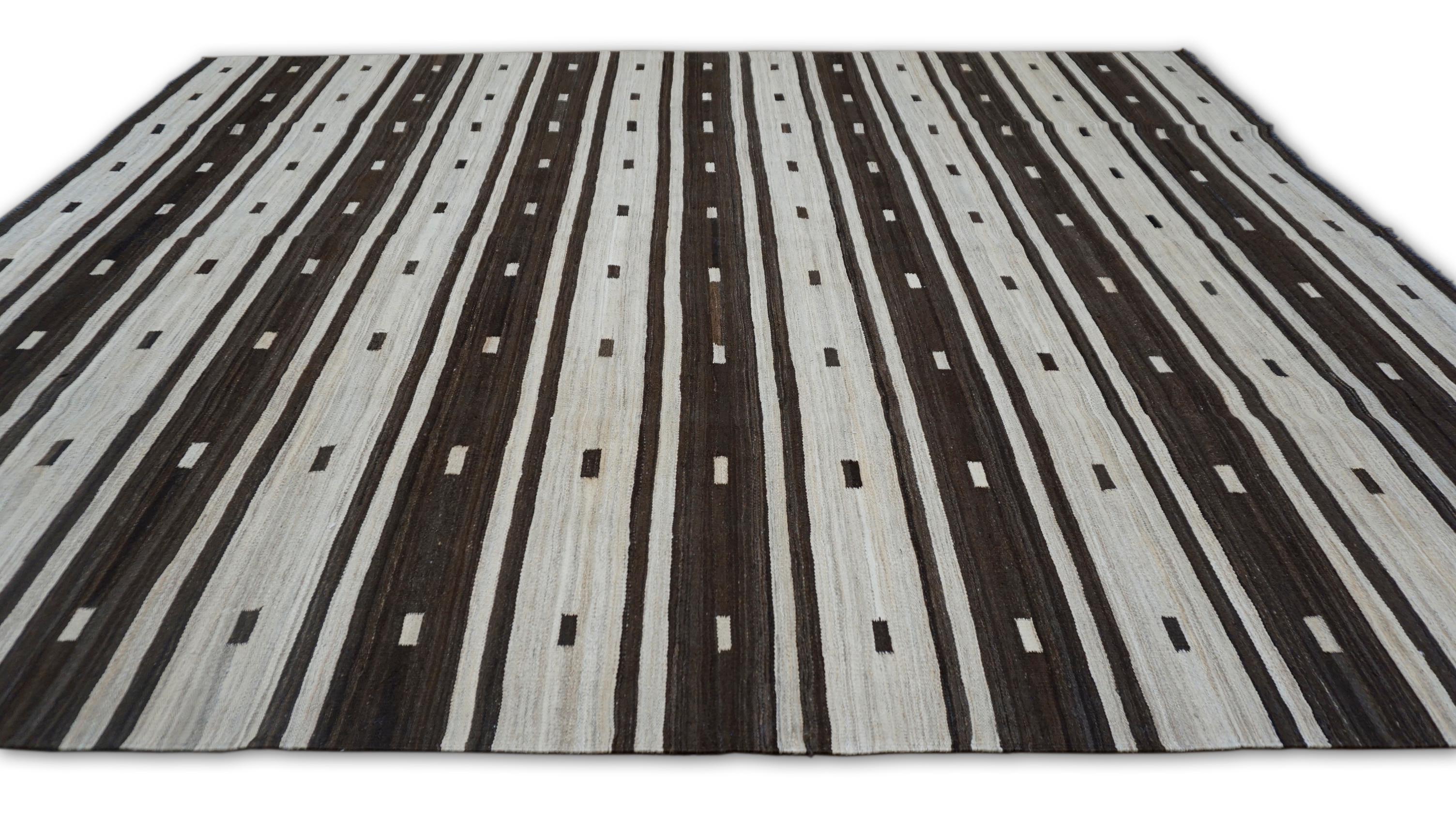 Pakistano Kilim in lana a righe geometriche marrone e avorio 7'10''x9'9'' in vendita