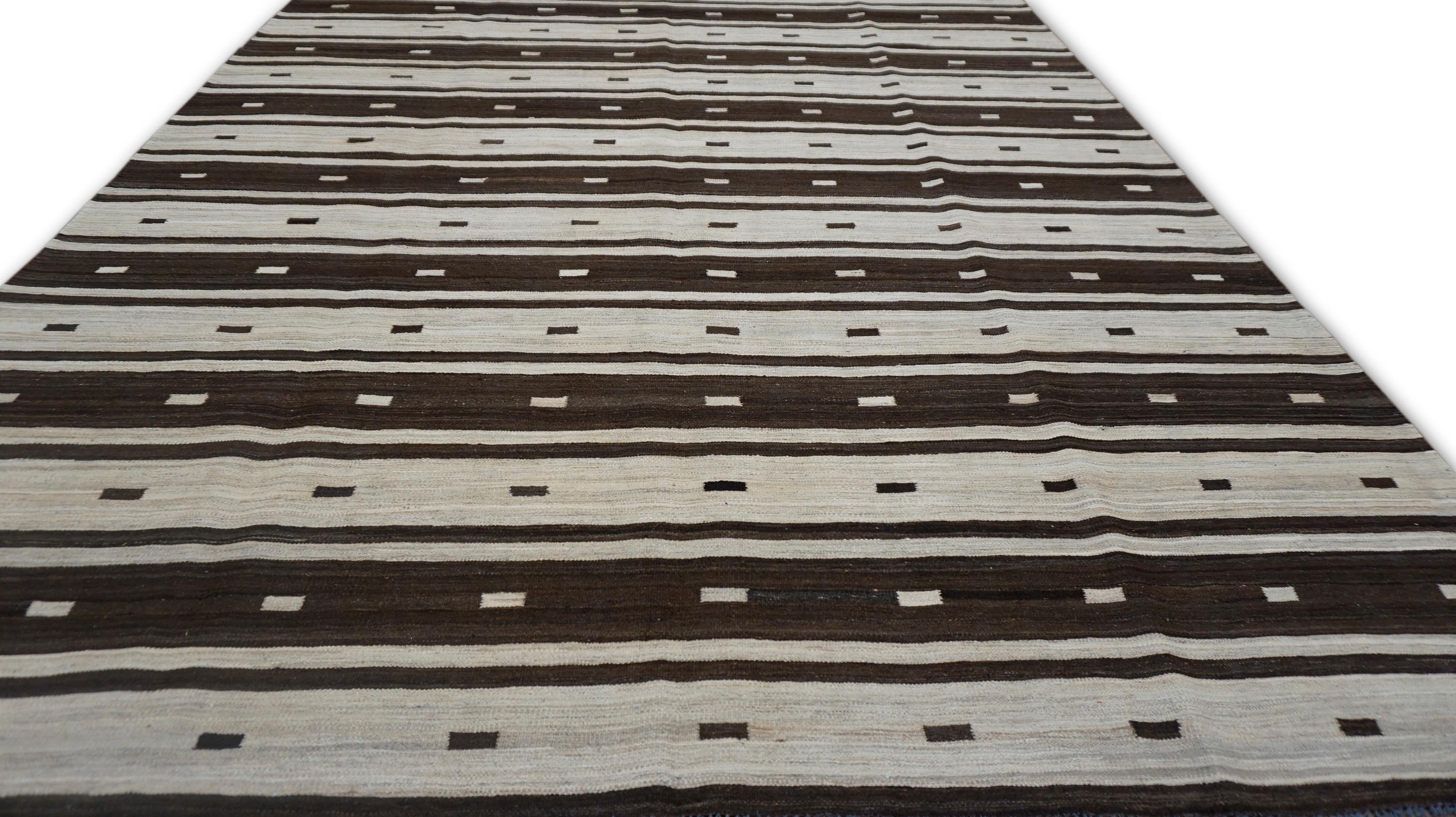 Tessuto a mano Kilim in lana a righe geometriche marrone e avorio 7'10''x9'9'' in vendita